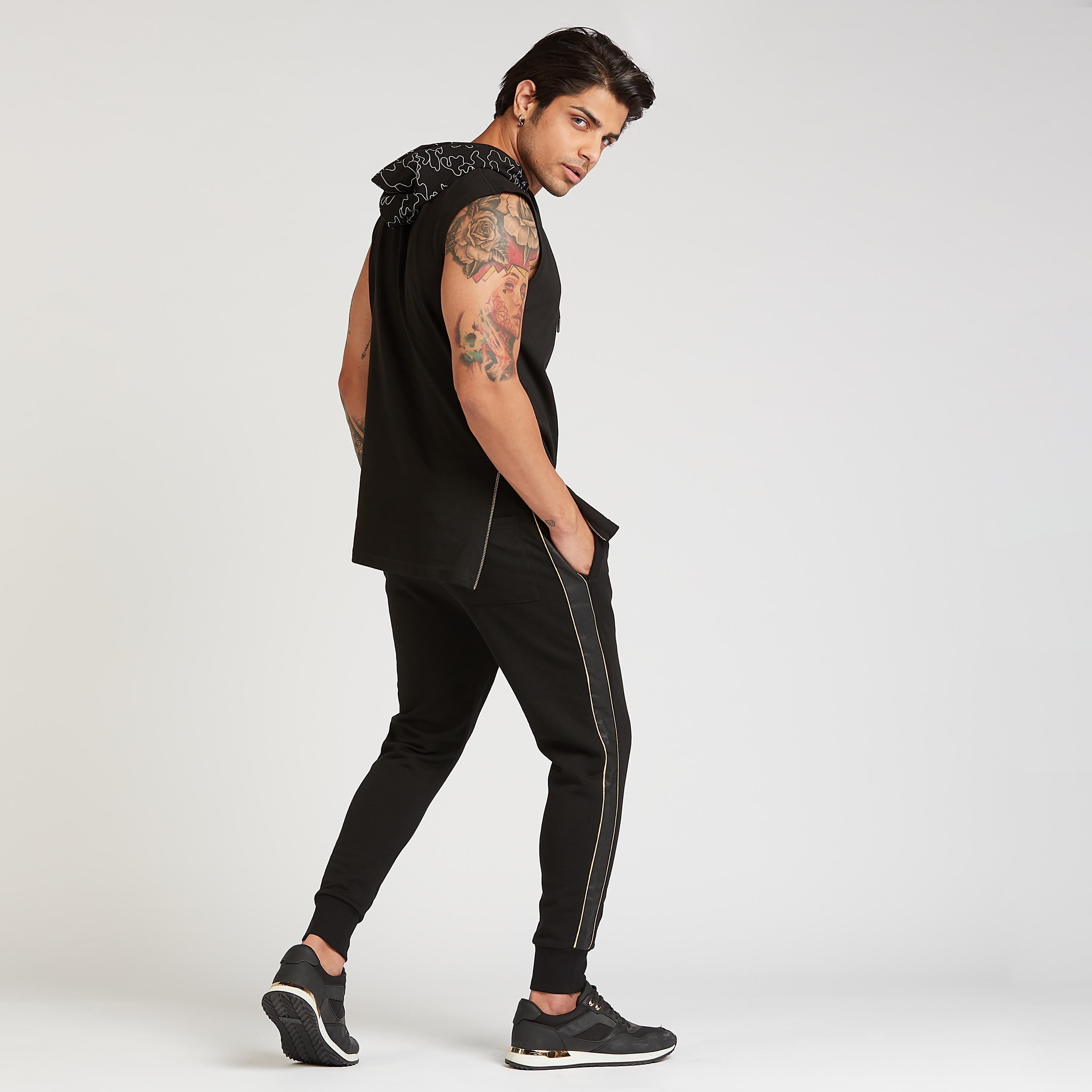 تيشيرت مستدام دون أكمام بقبّعة وتفاصيل سحّاب-men-clothing-tshirtsandpolos-tshirts-image-2