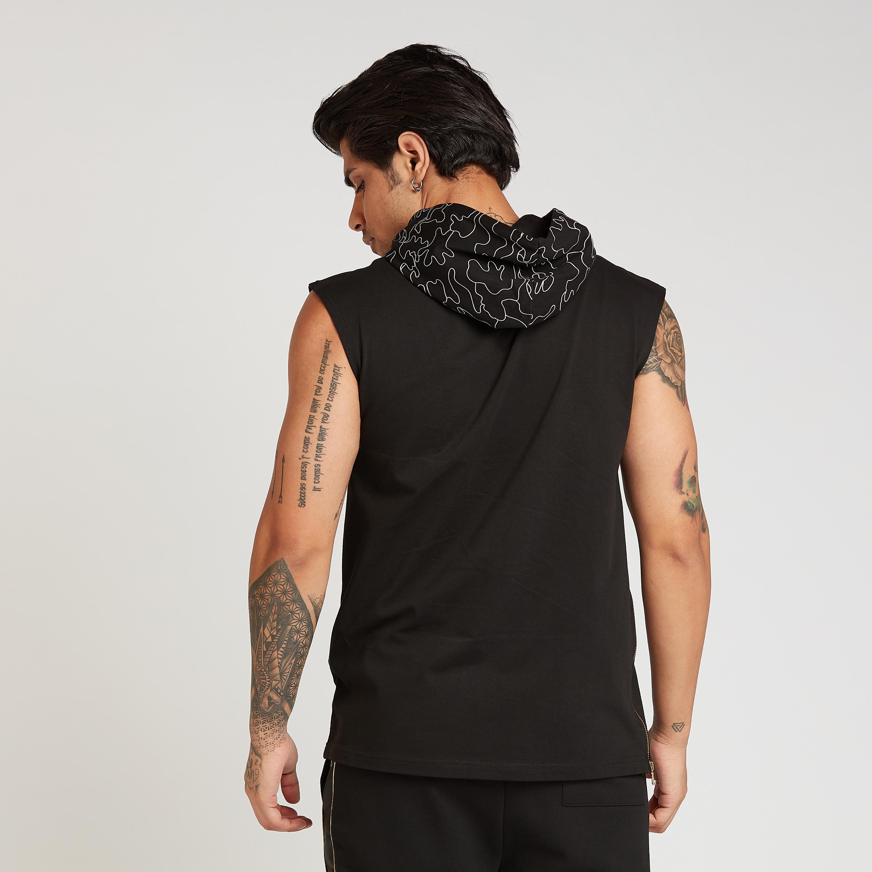 تيشيرت مستدام دون أكمام بقبّعة وتفاصيل سحّاب-men-clothing-tshirtsandpolos-tshirts-image-4
