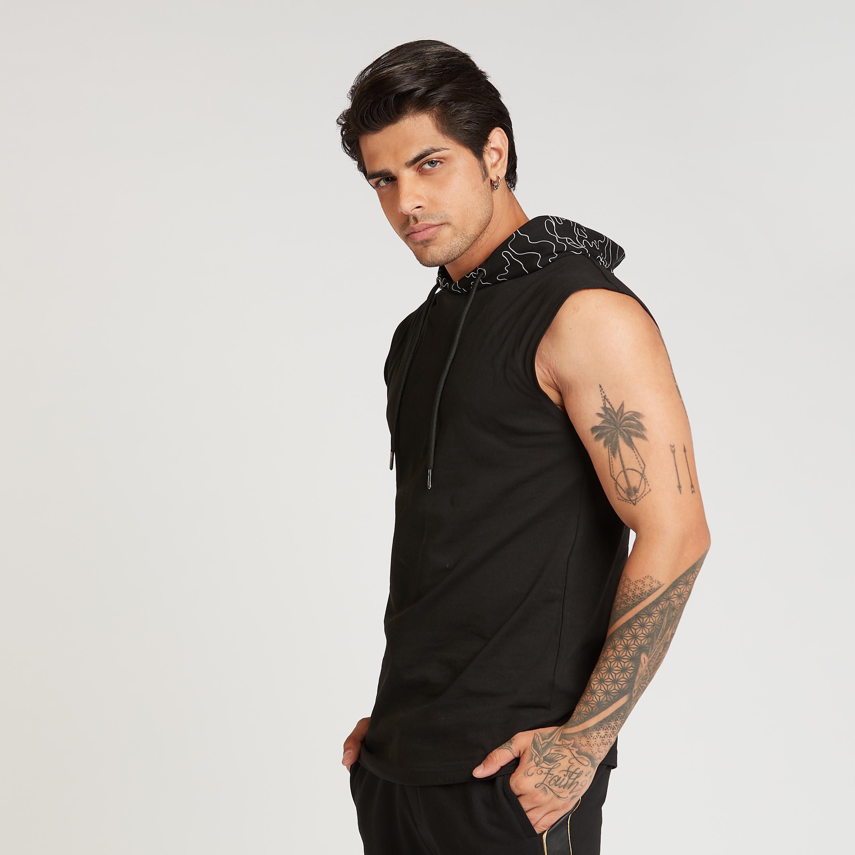 تيشيرت مستدام دون أكمام بقبّعة وتفاصيل سحّاب-men-clothing-tshirtsandpolos-tshirts-image-6