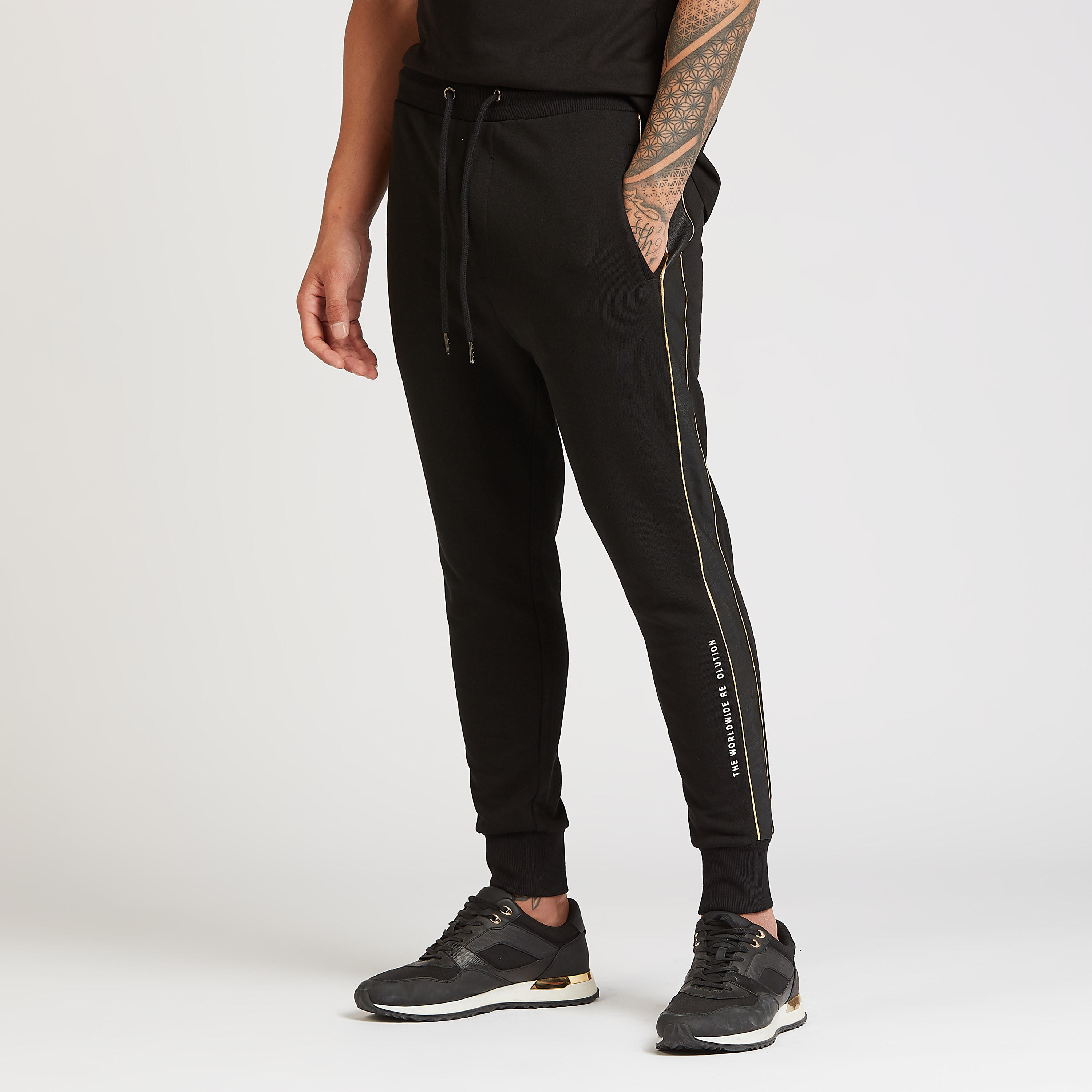 بنطلون رياضي مستدام سادة بخصر متوسط الارتفاع وجيوب-men-clothing-bottoms-joggers-image-1