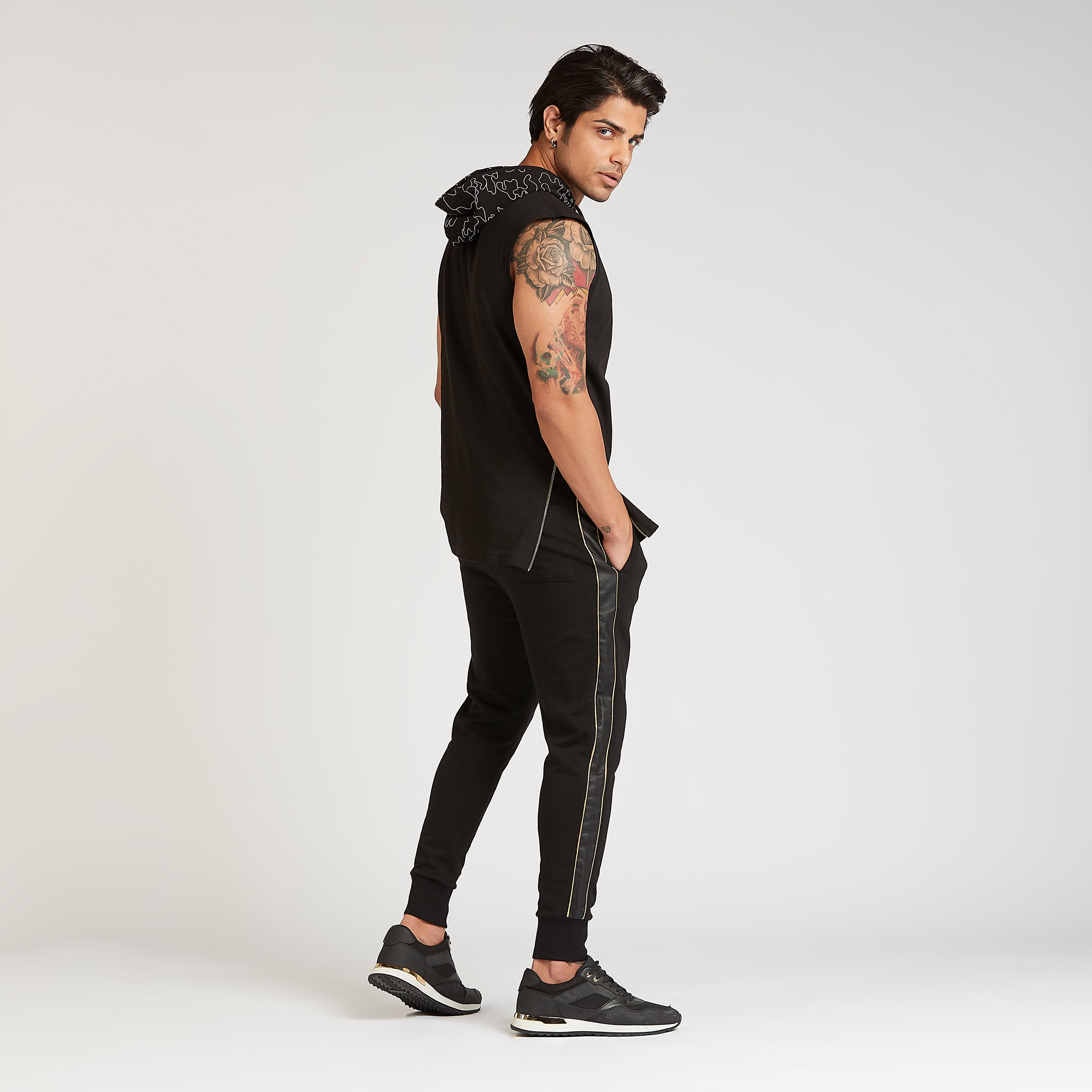 بنطلون رياضي مستدام سادة بخصر متوسط الارتفاع وجيوب-men-clothing-bottoms-joggers-image-2