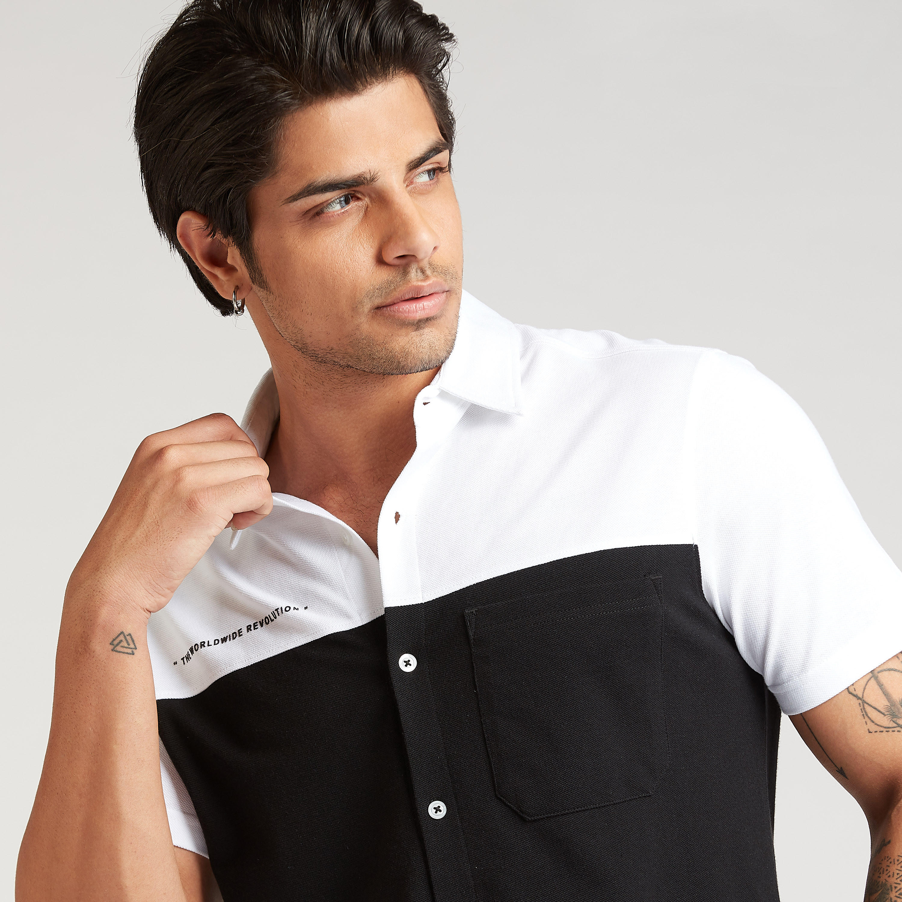 قميص سليم فيت بتصاميم مغايرة وياقة واسعة وأكمام قصيرة-men-clothing-shirts-image-5