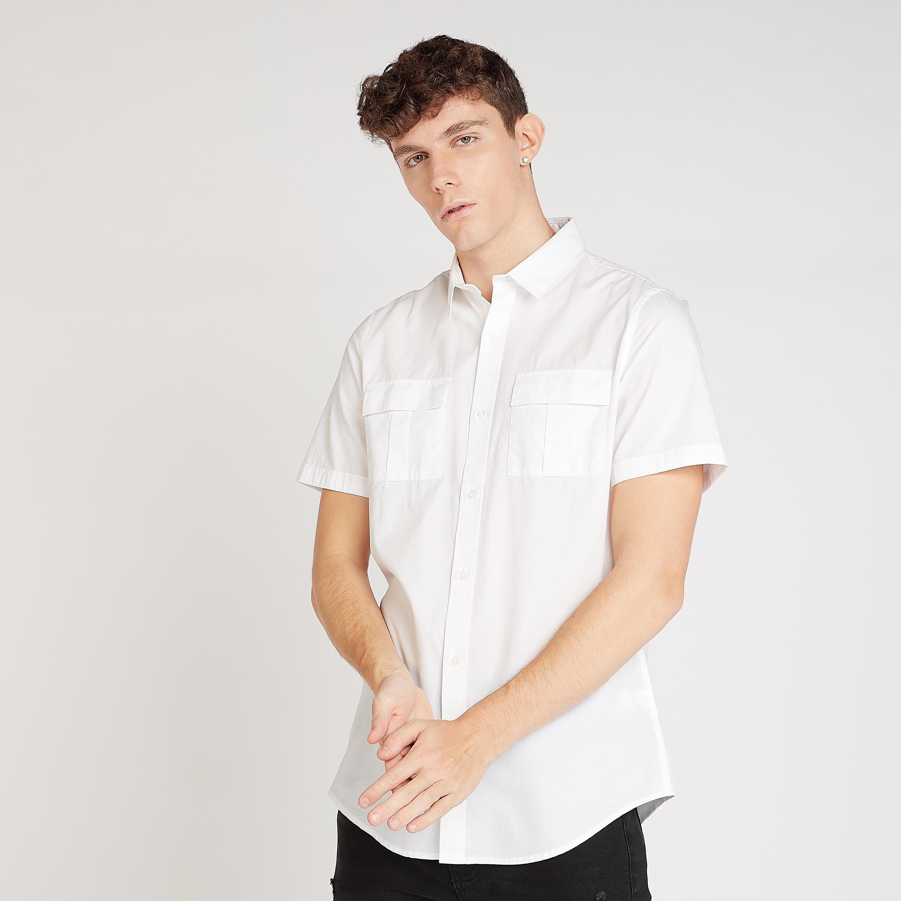قميص سادة سليم فيت بياقة عادية وجيوب بطيّة-men-clothing-shirts-image-1