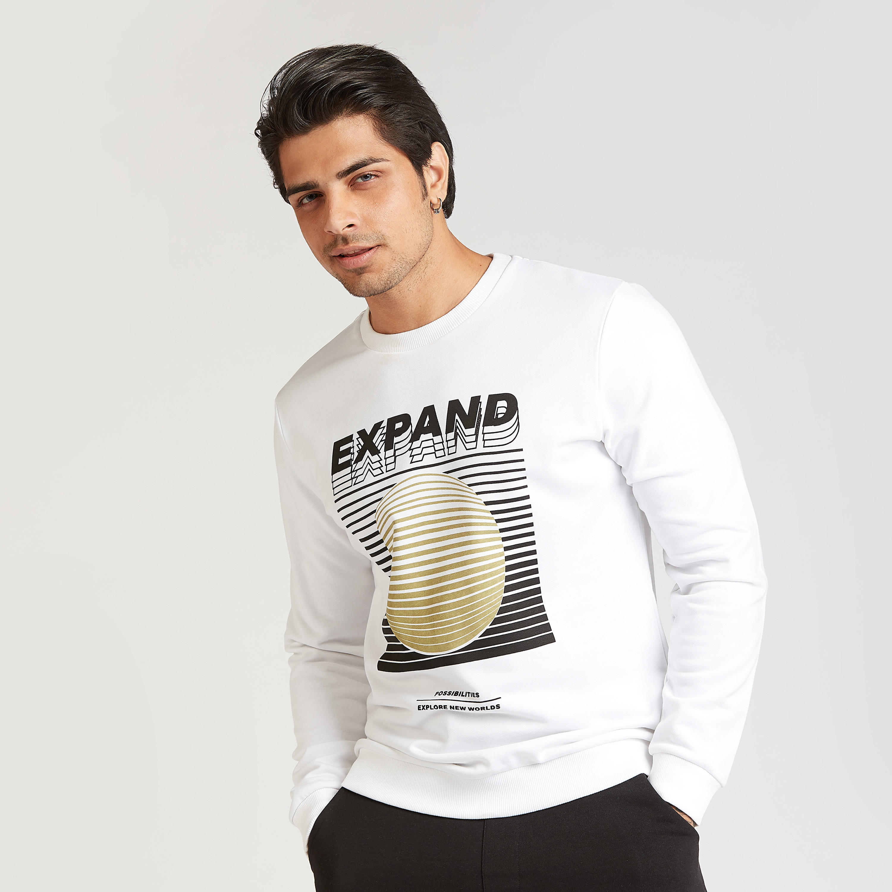 سويت شيرت سليم بياقة ضيّقة وأكمام طويلة وطبعات-men-winterwear-hoodiesandsweatshirts-image-1