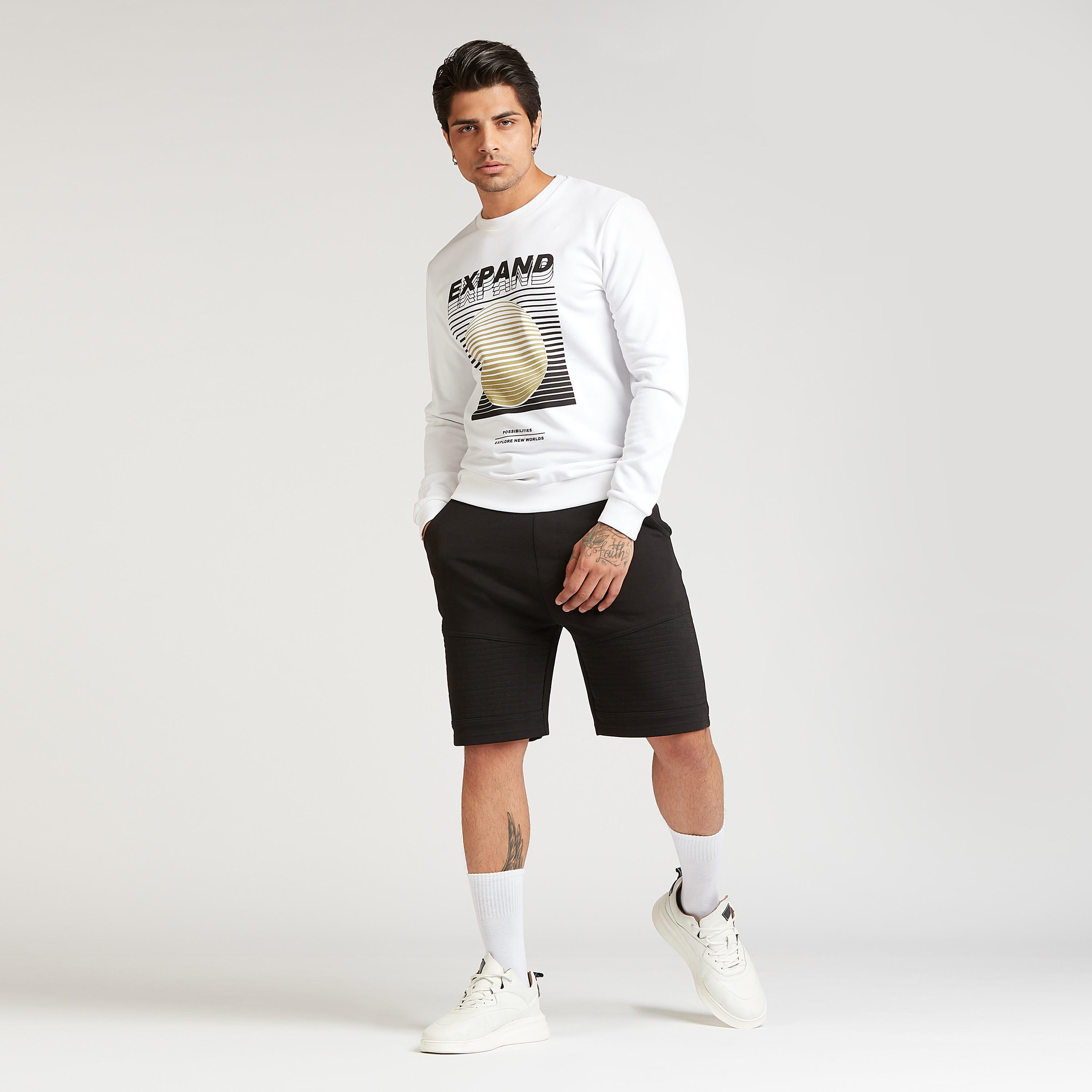 سويت شيرت سليم بياقة ضيّقة وأكمام طويلة وطبعات-men-winterwear-hoodiesandsweatshirts-image-2