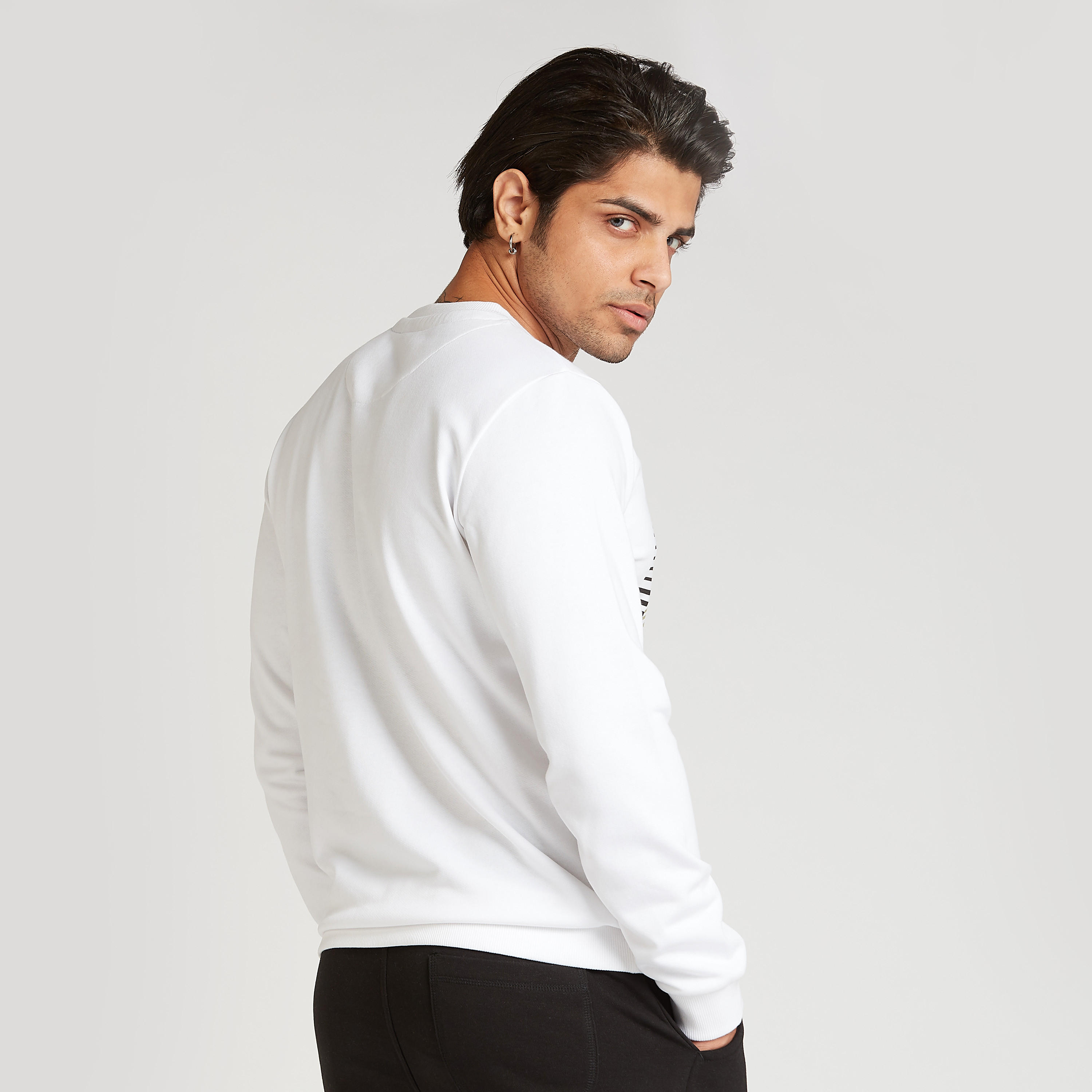 سويت شيرت سليم بياقة ضيّقة وأكمام طويلة وطبعات-men-winterwear-hoodiesandsweatshirts-image-4
