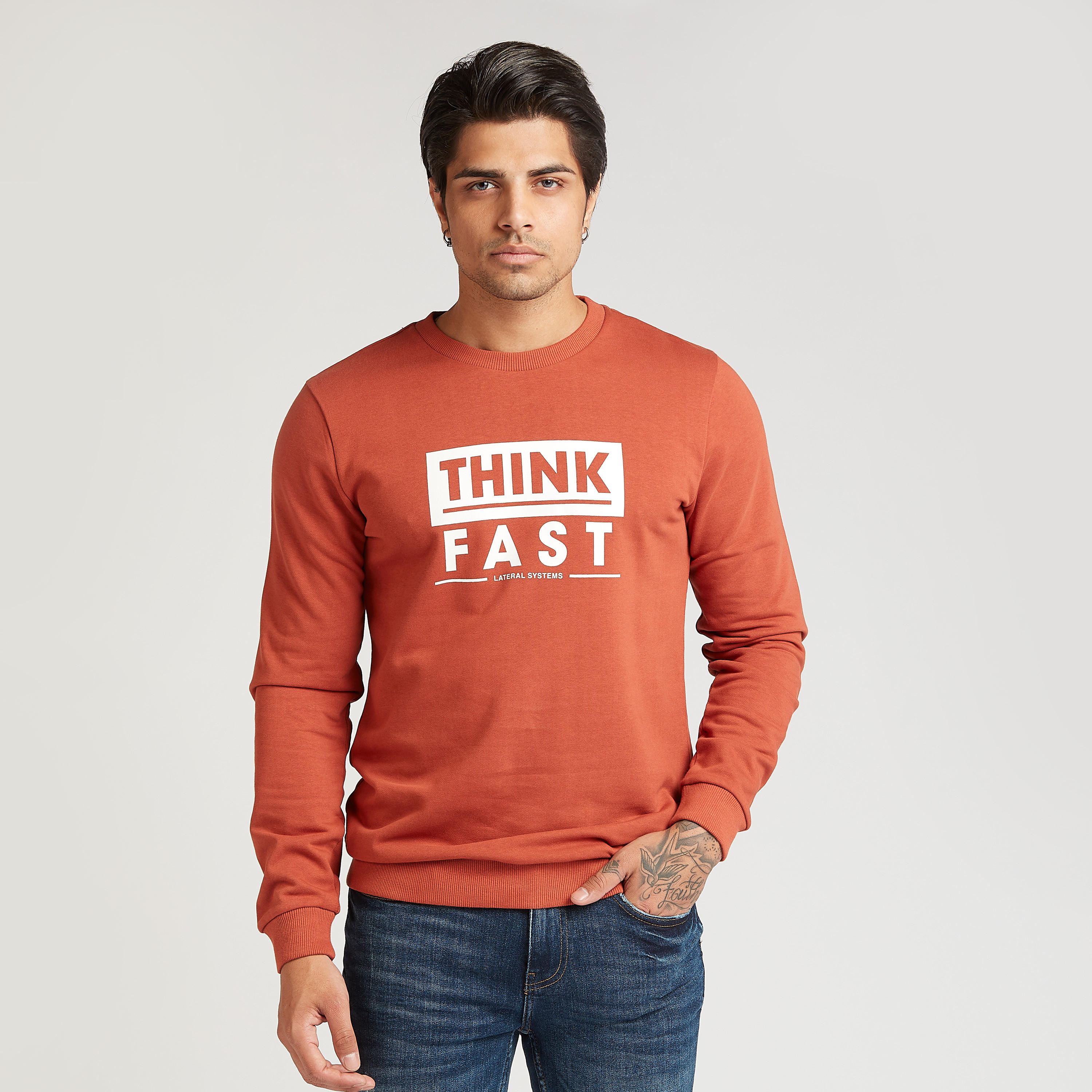 سويت شيرت سليم بياقة ضيّقة وأكمام طويلة وطبعات-men-winterwear-hoodiesandsweatshirts-image-5