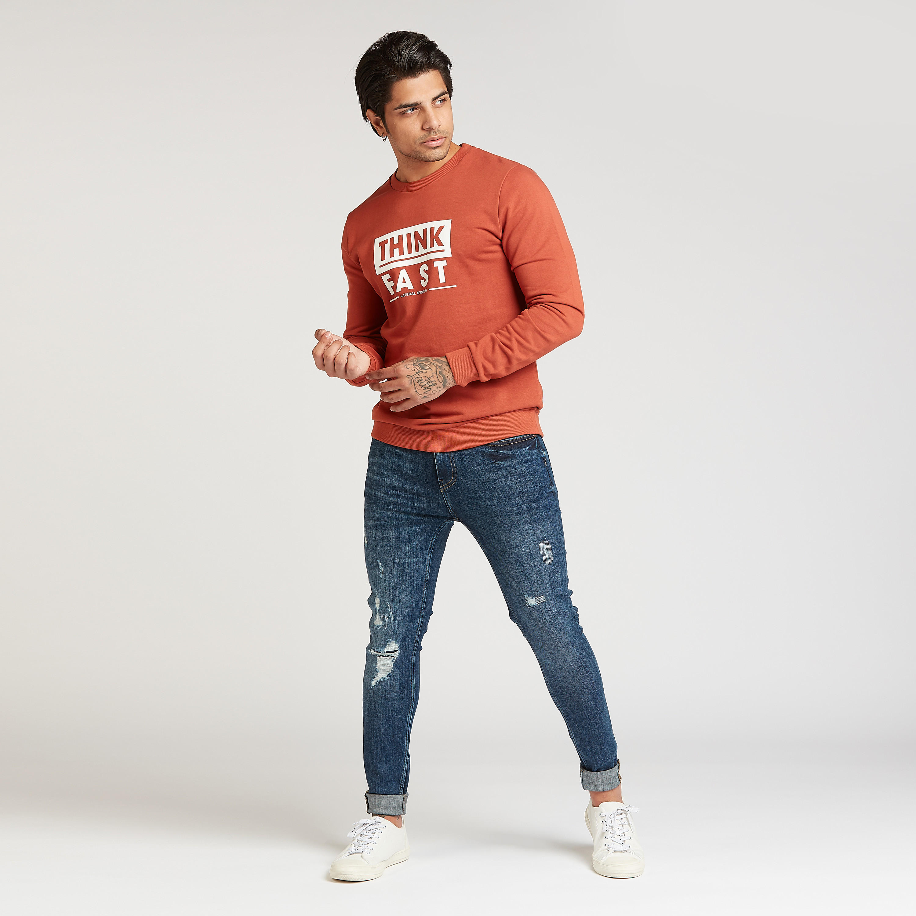 سويت شيرت سليم بياقة ضيّقة وأكمام طويلة وطبعات-men-winterwear-hoodiesandsweatshirts-image-4