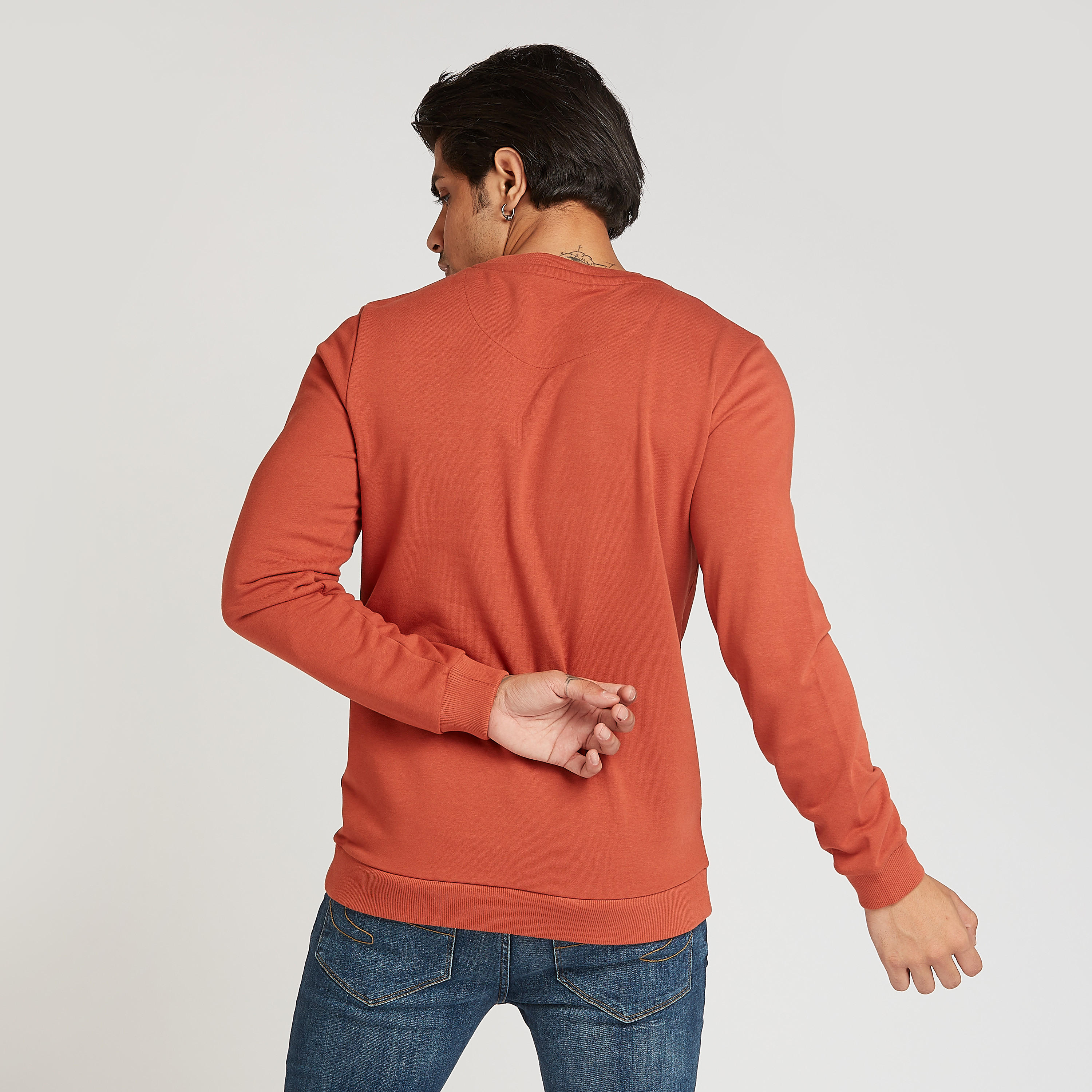 سويت شيرت سليم بياقة ضيّقة وأكمام طويلة وطبعات-men-winterwear-hoodiesandsweatshirts-image-2