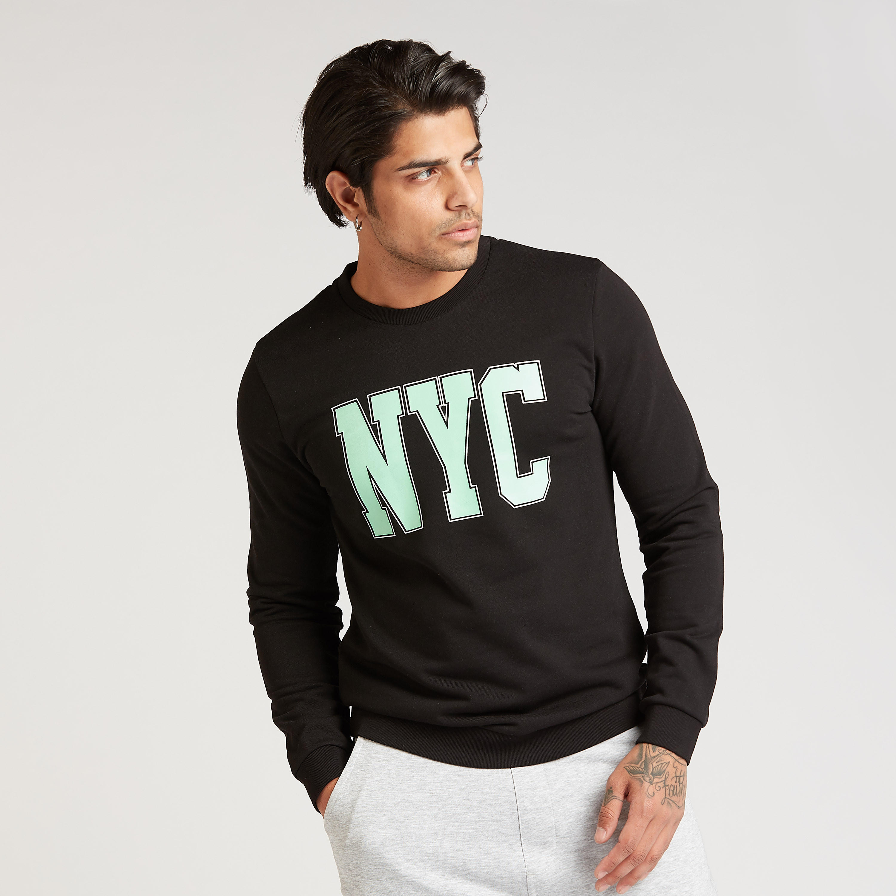 سويت شيرت سليم بياقة ضيّقة وأكمام طويلة وطبعات-men-winterwear-hoodiesandsweatshirts-image-1