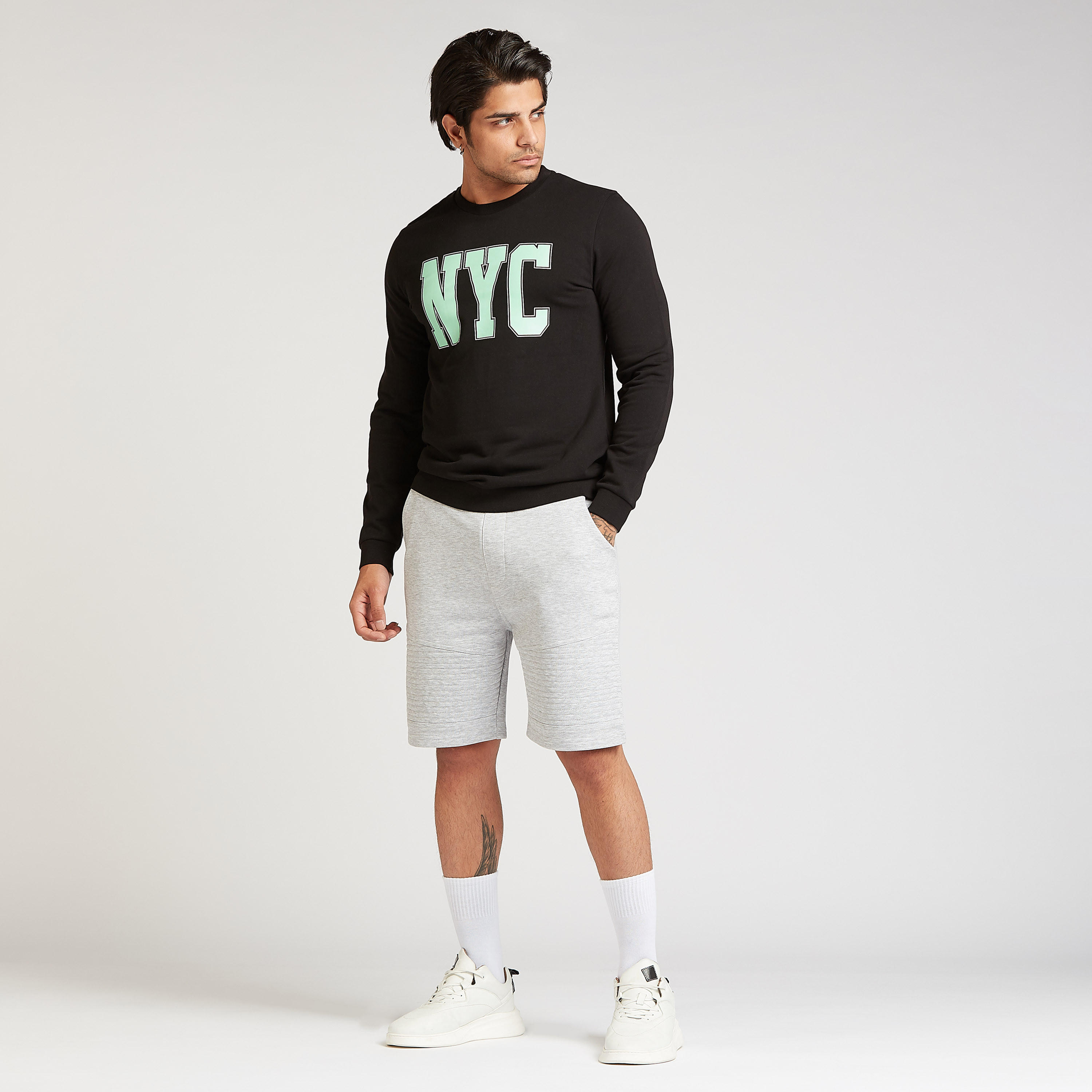 سويت شيرت سليم بياقة ضيّقة وأكمام طويلة وطبعات-men-winterwear-hoodiesandsweatshirts-image-2