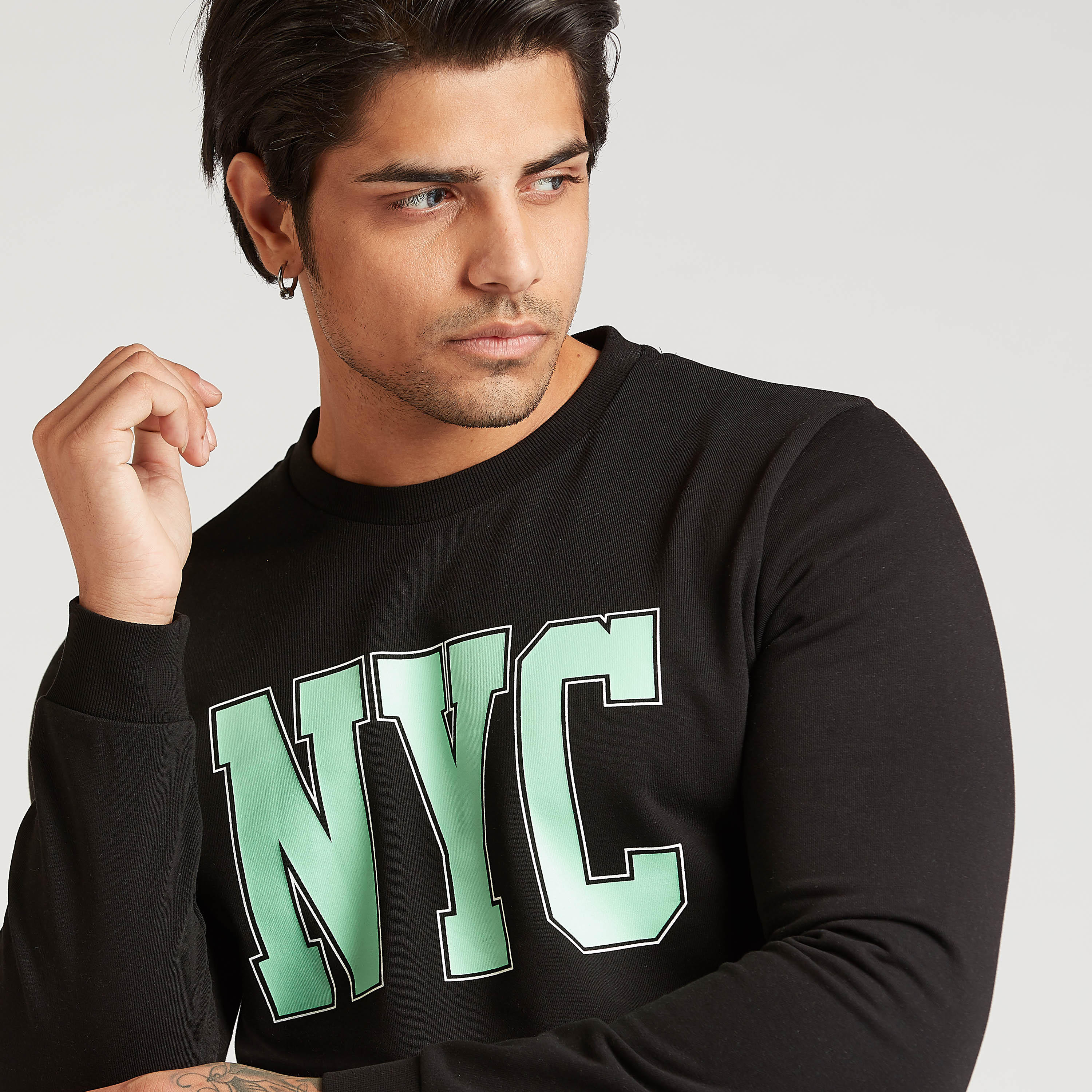 سويت شيرت سليم بياقة ضيّقة وأكمام طويلة وطبعات-men-winterwear-hoodiesandsweatshirts-image-3