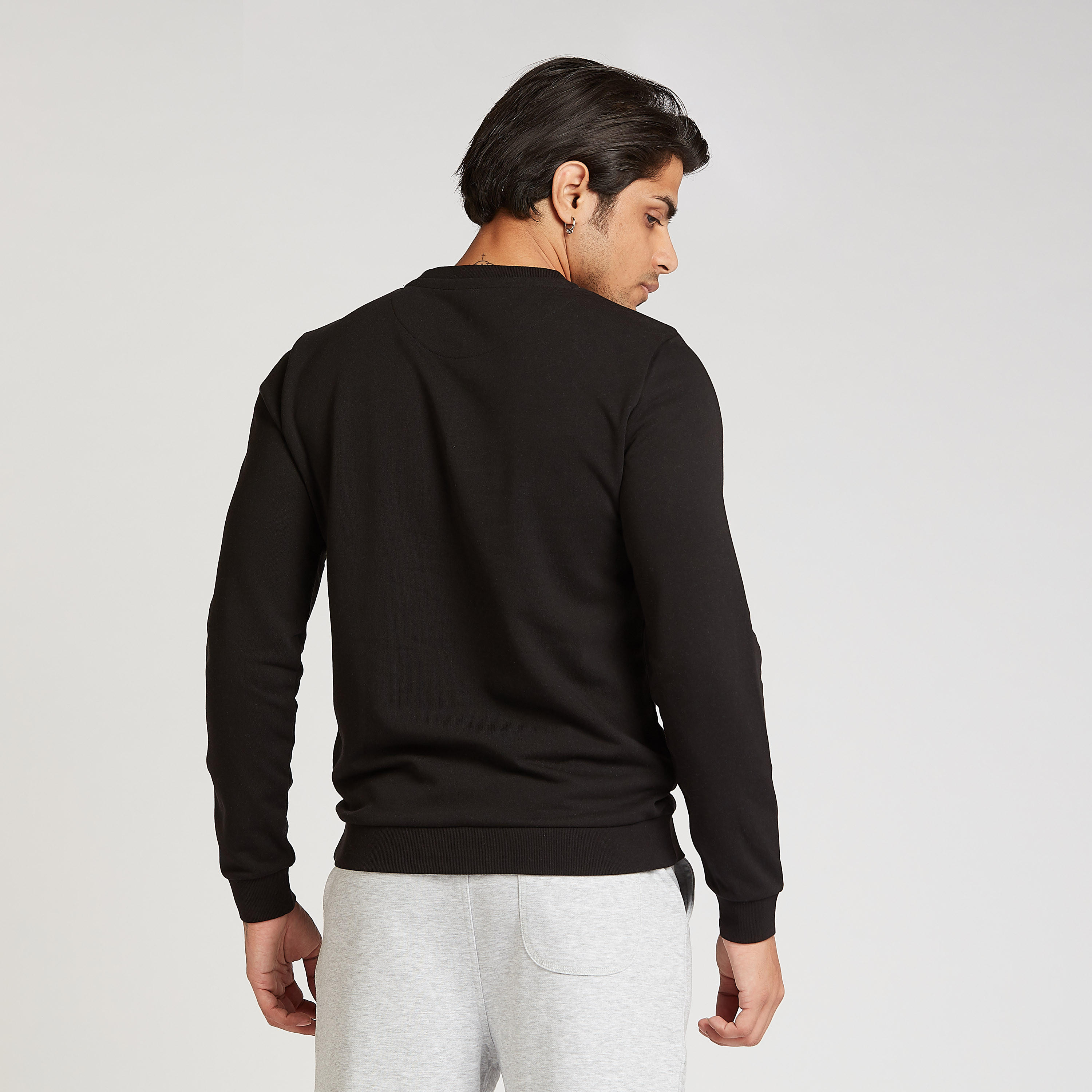 سويت شيرت سليم بياقة ضيّقة وأكمام طويلة وطبعات-men-winterwear-hoodiesandsweatshirts-image-4