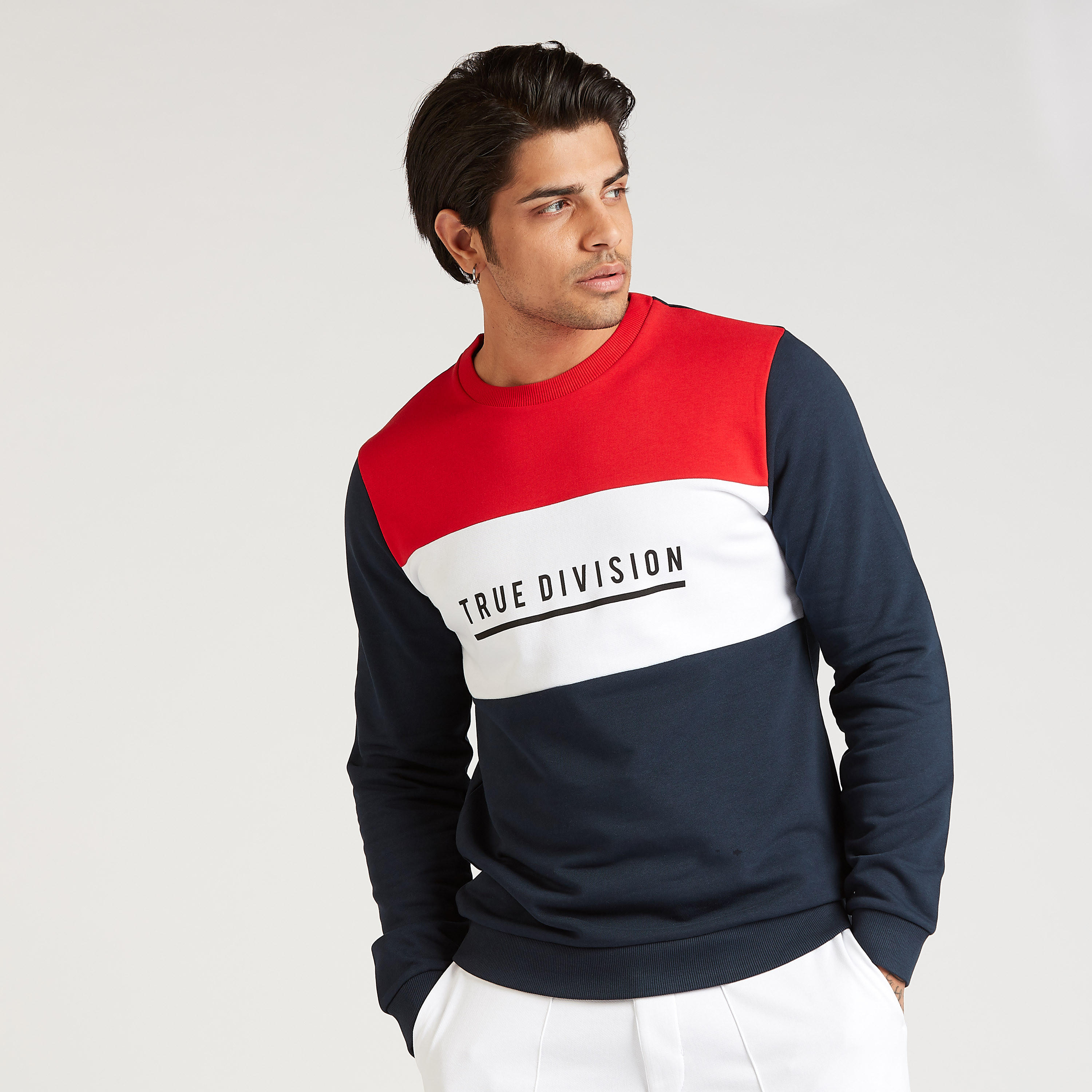 سويت شيرت سليم بياقة ضيّقة وأكمام طويلة وطبعات-men-winterwear-hoodiesandsweatshirts-image-1