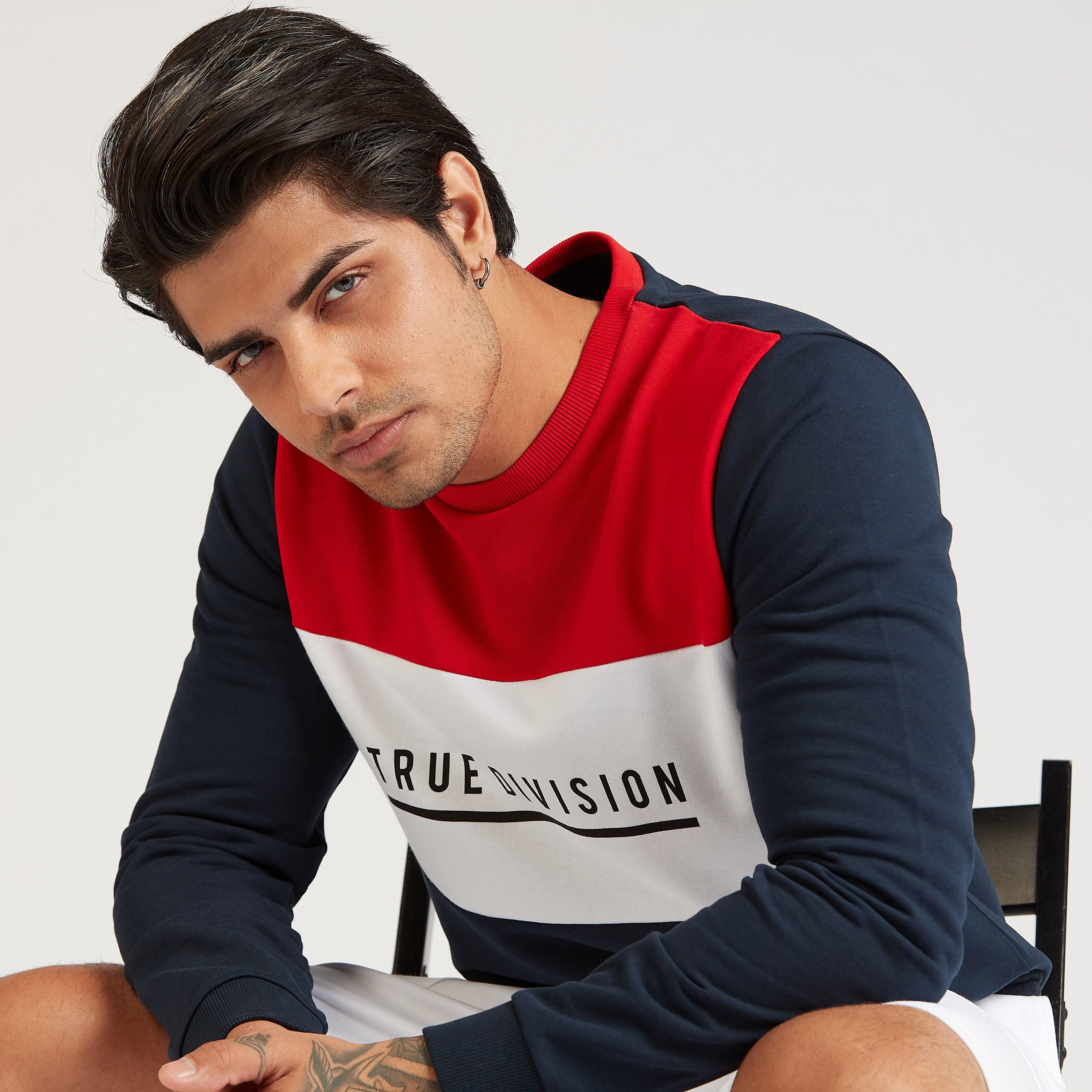 سويت شيرت سليم بياقة ضيّقة وأكمام طويلة وطبعات-men-winterwear-hoodiesandsweatshirts-image-3