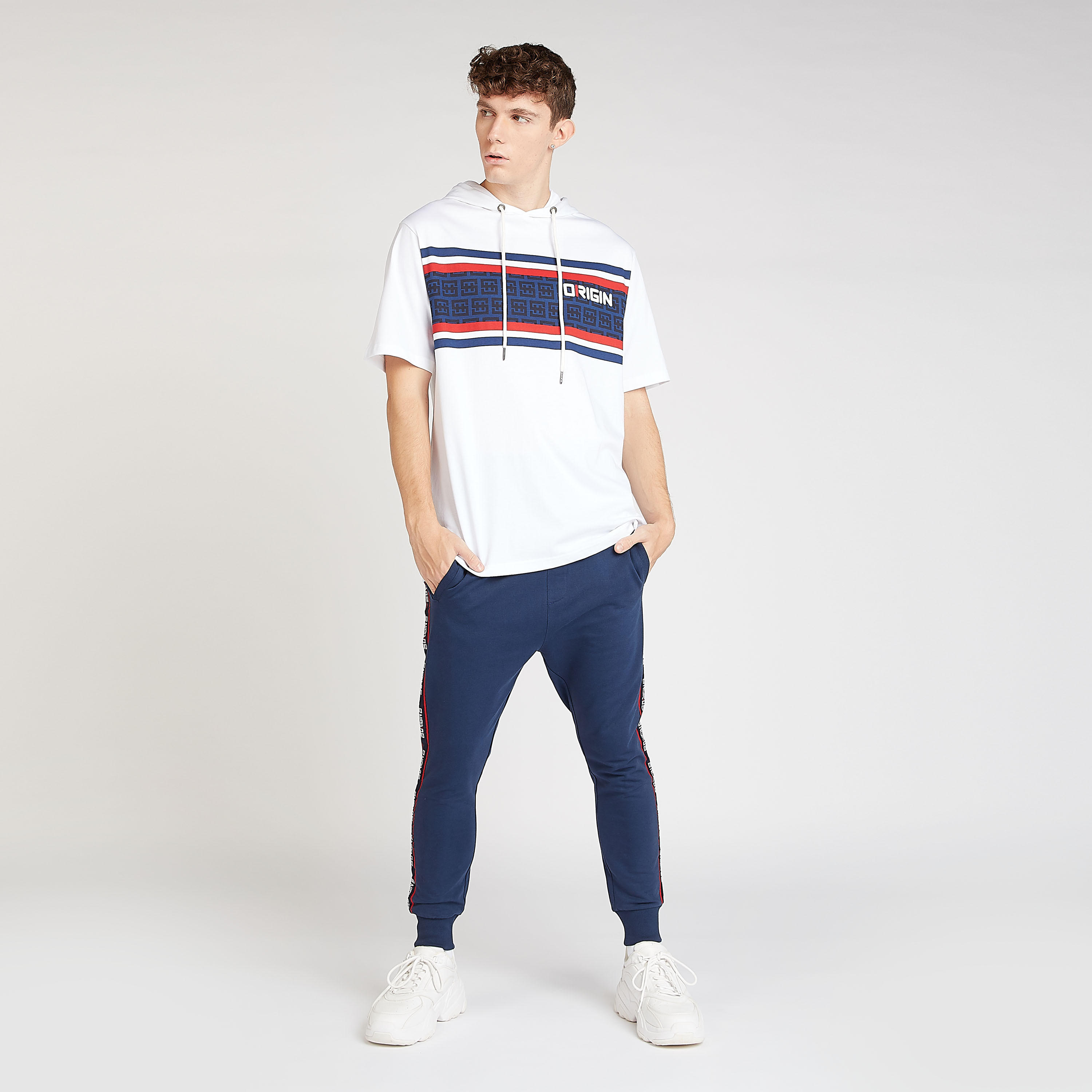 تيشيرت مستدام بقبّعة وأكمام قصيرة وطبعات جرافيك-men-clothing-tshirtsandpolos-tshirts-image-5
