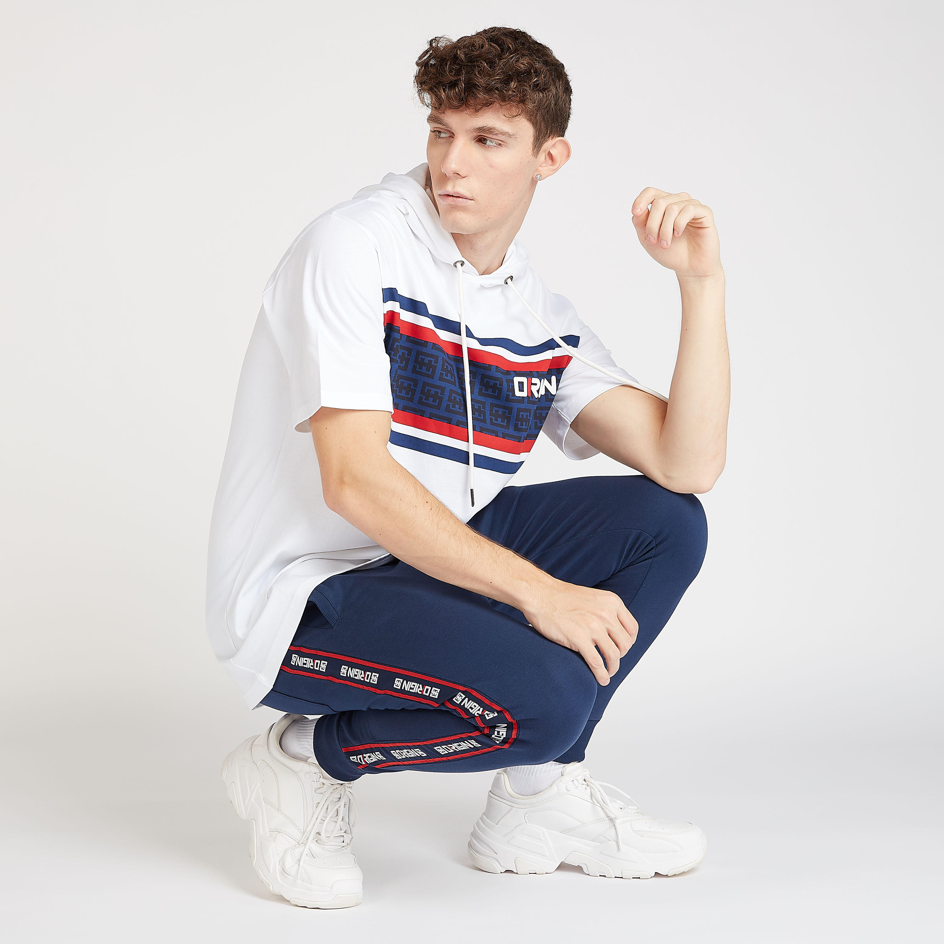 تيشيرت مستدام بقبّعة وأكمام قصيرة وطبعات جرافيك-men-clothing-tshirtsandpolos-tshirts-image-2