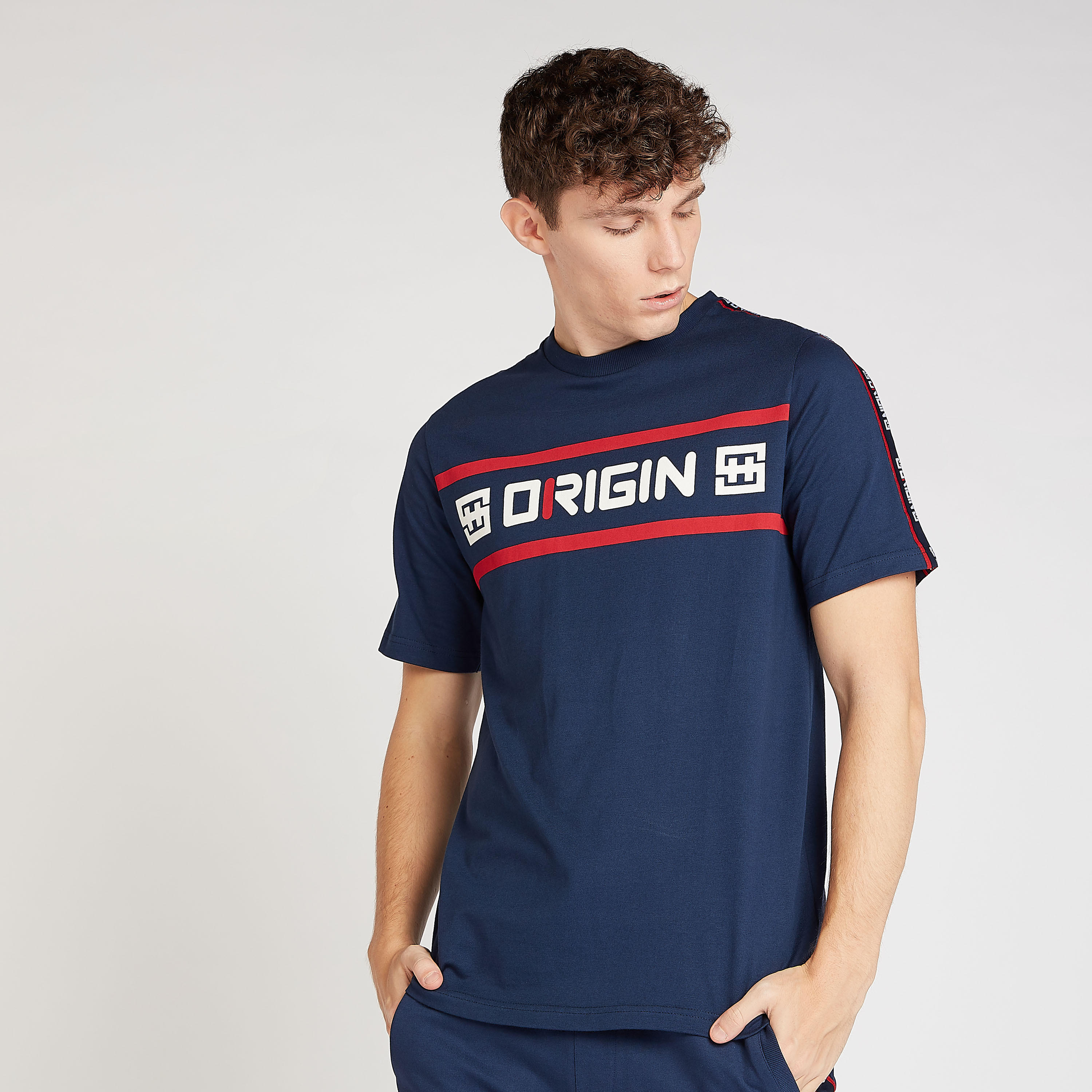 تيشيرت بياقة ضيقة و أكمام قصيرة و طبعات جرافيك-men-clothing-tshirtsandpolos-tshirts-image-1