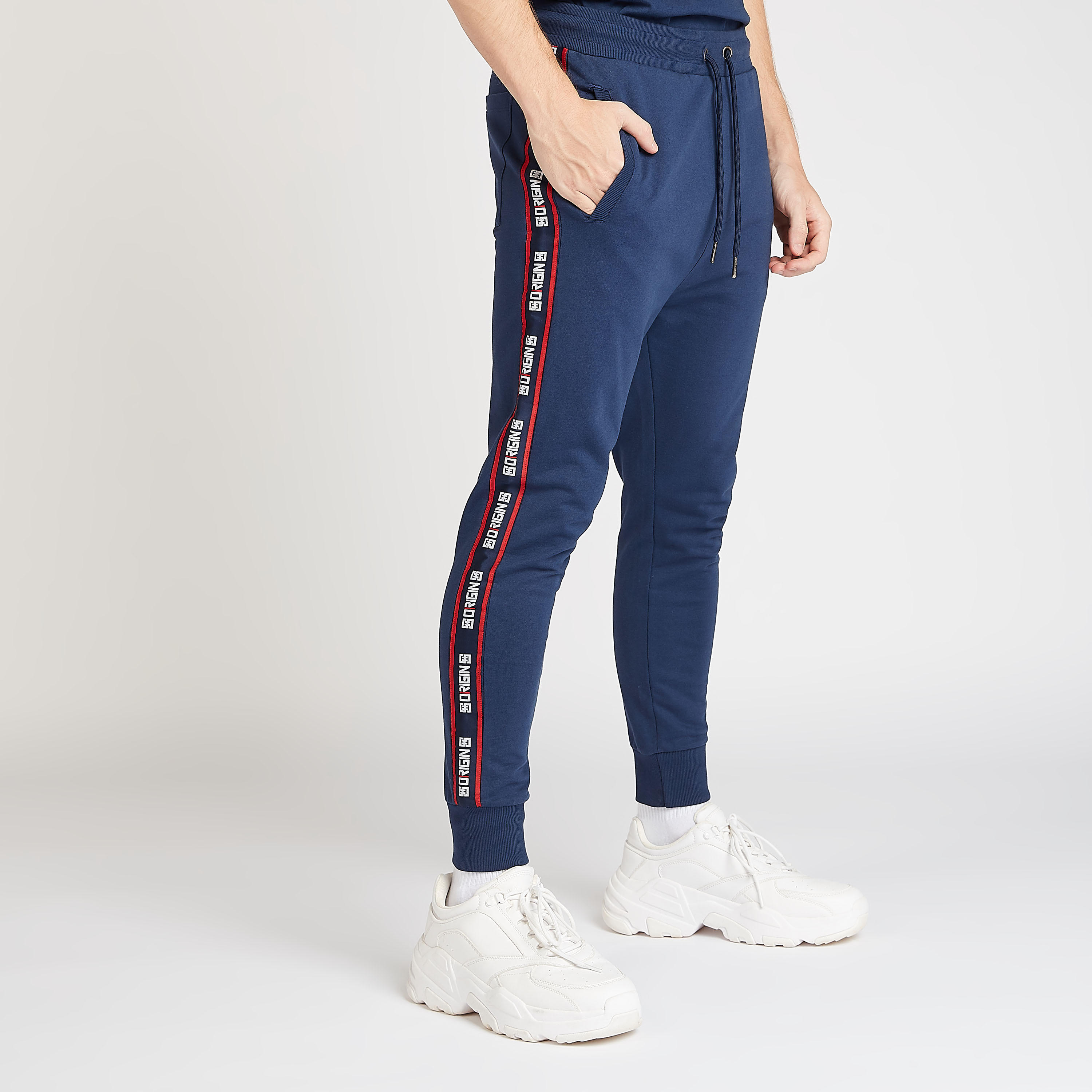 بنطلون رياضي مستدام سادة سليم بخصر متوسط الارتفاع وجيوب و أشرطة-men-clothing-bottoms-joggers-image-1
