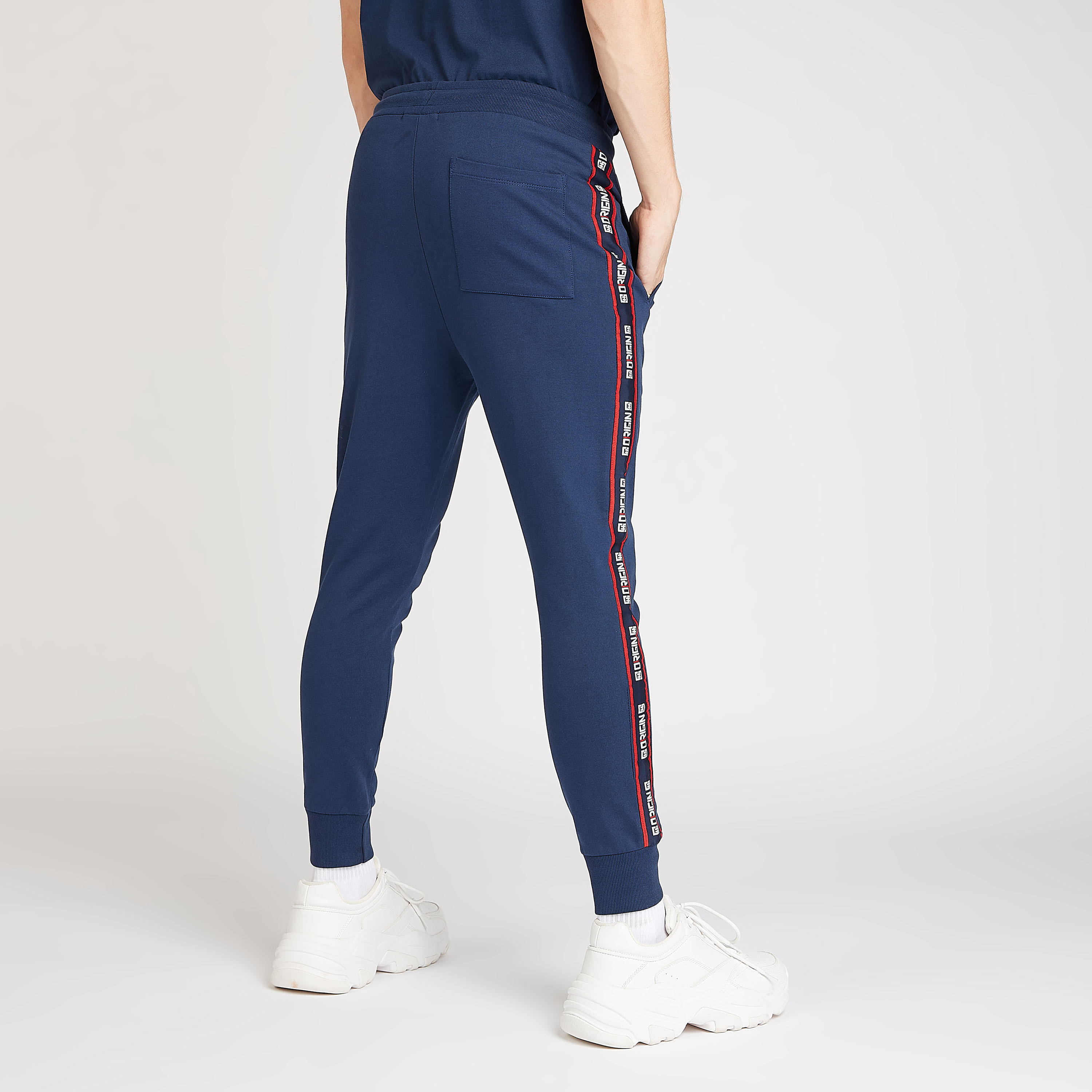 بنطلون رياضي مستدام سادة سليم بخصر متوسط الارتفاع وجيوب و أشرطة-men-clothing-bottoms-joggers-image-4