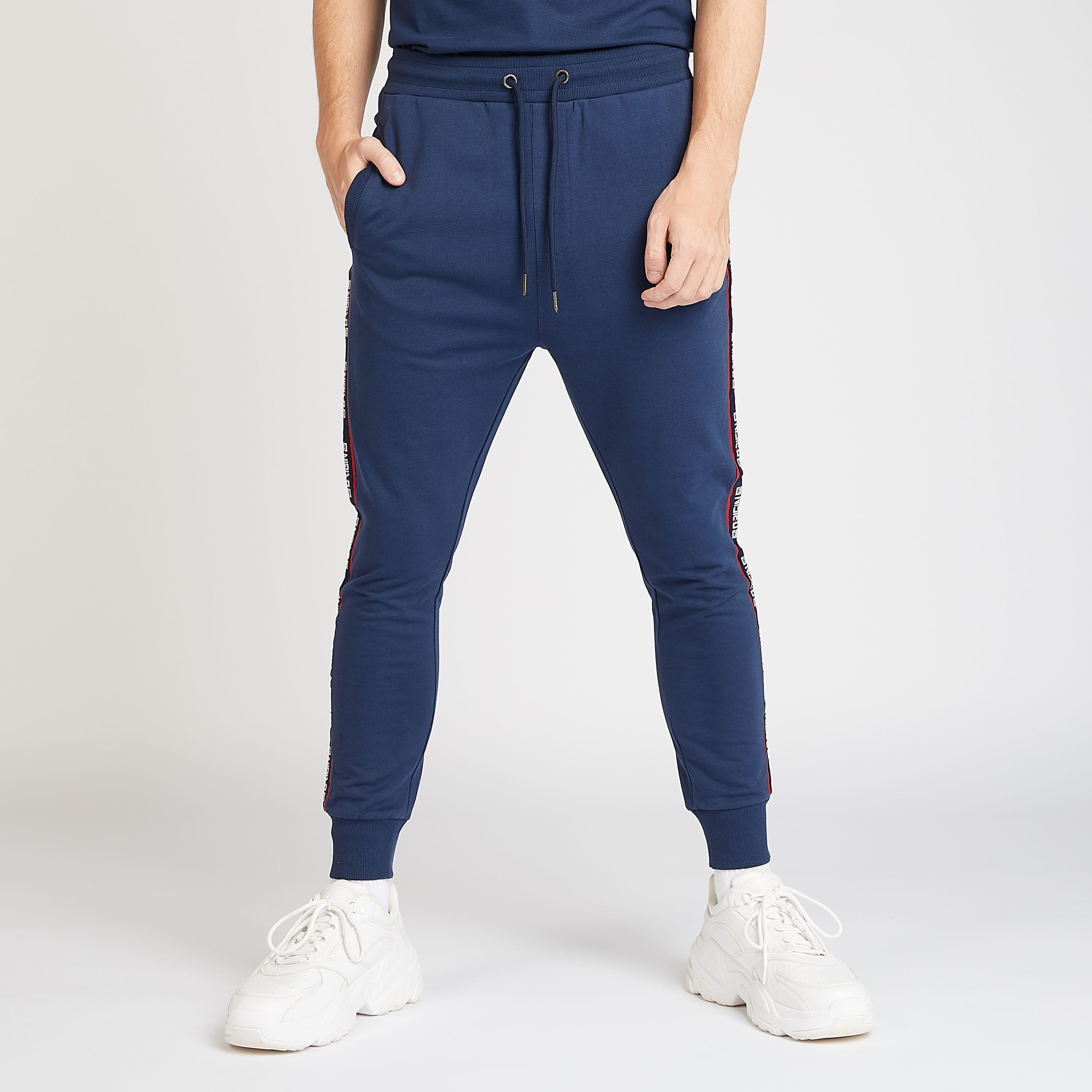 بنطلون رياضي مستدام سادة سليم بخصر متوسط الارتفاع وجيوب و أشرطة-men-clothing-bottoms-joggers-image-5