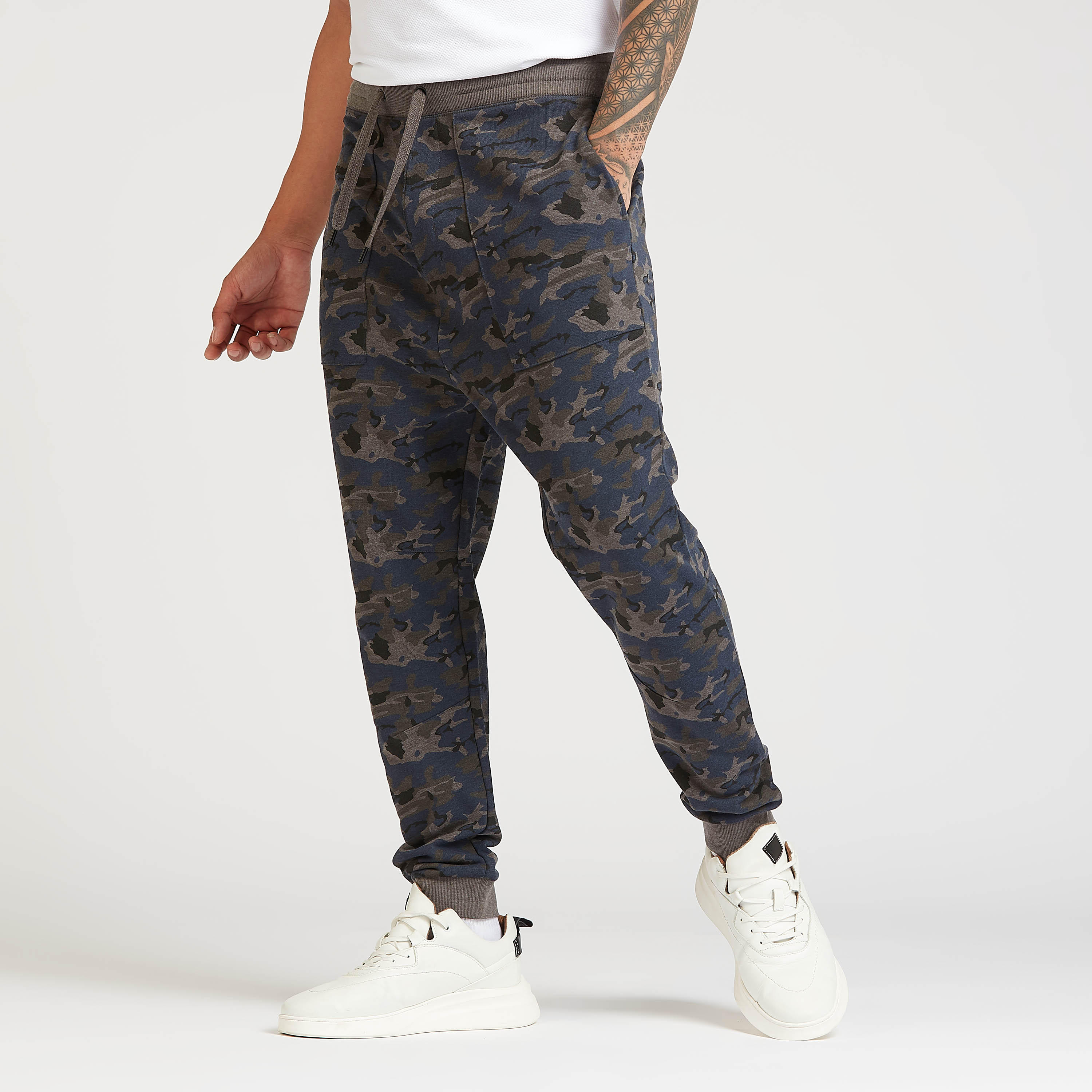بنطلون مستدام رياضي بطبعات مموّهة وتفاصيل جيوب-men-clothing-bottoms-joggers-image-1