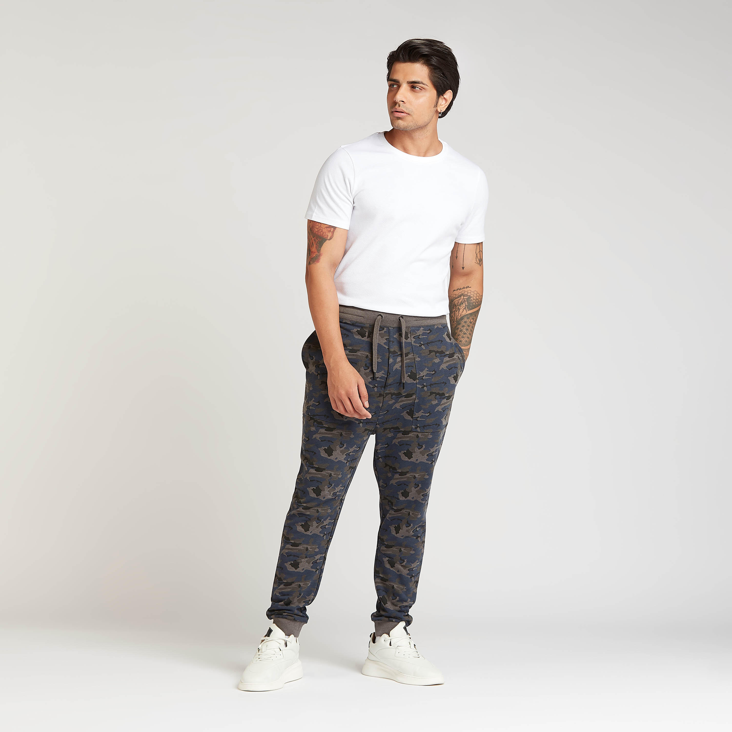 بنطلون مستدام رياضي بطبعات مموّهة وتفاصيل جيوب-men-clothing-bottoms-joggers-image-2