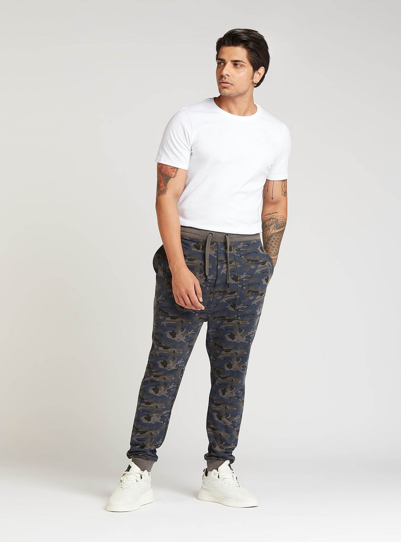 بنطلون مستدام رياضي بطبعات مموّهة وتفاصيل جيوب-men-clothing-bottoms-joggers-image-2