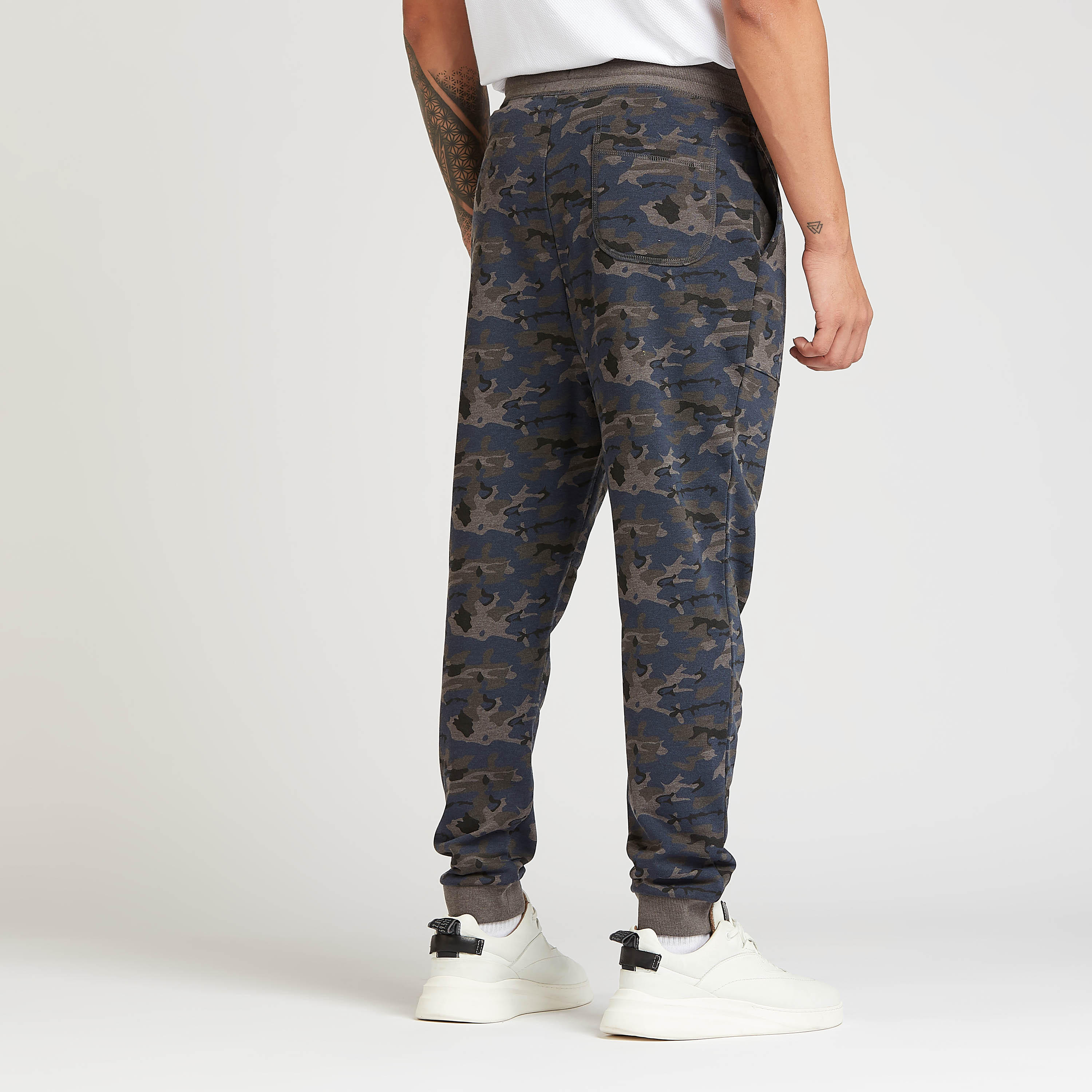 بنطلون مستدام رياضي بطبعات مموّهة وتفاصيل جيوب-men-clothing-bottoms-joggers-image-4