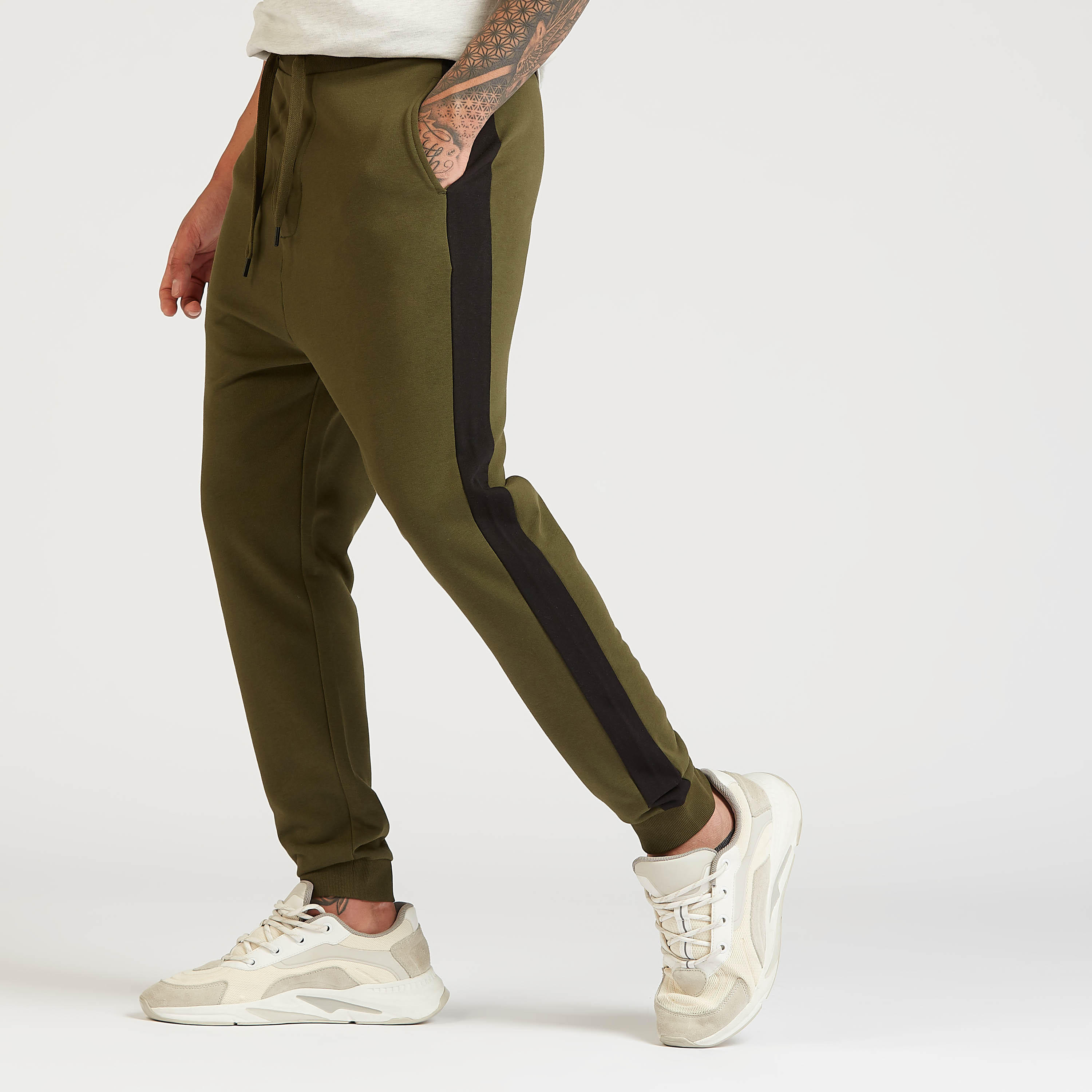 بنطلون مستدام رياضي بارز الملمس بتفاصيل جيوب-men-clothing-bottoms-joggers-image-1