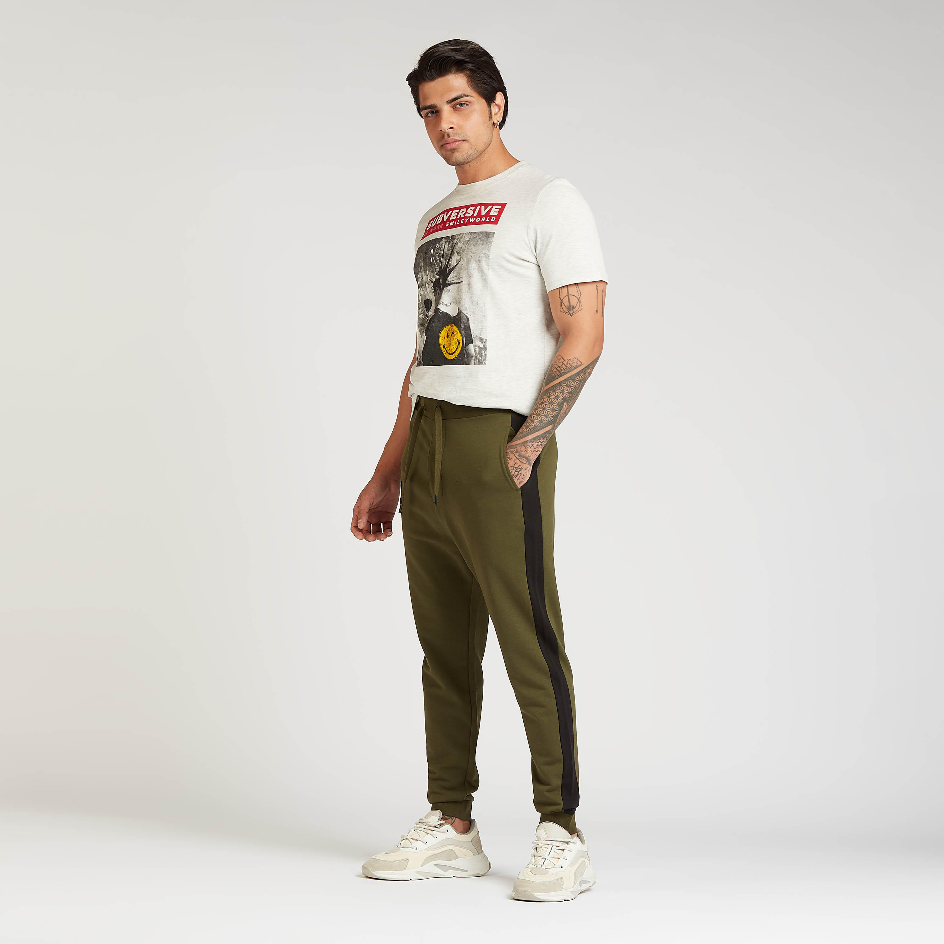بنطلون مستدام رياضي بارز الملمس بتفاصيل جيوب-men-clothing-bottoms-joggers-image-2