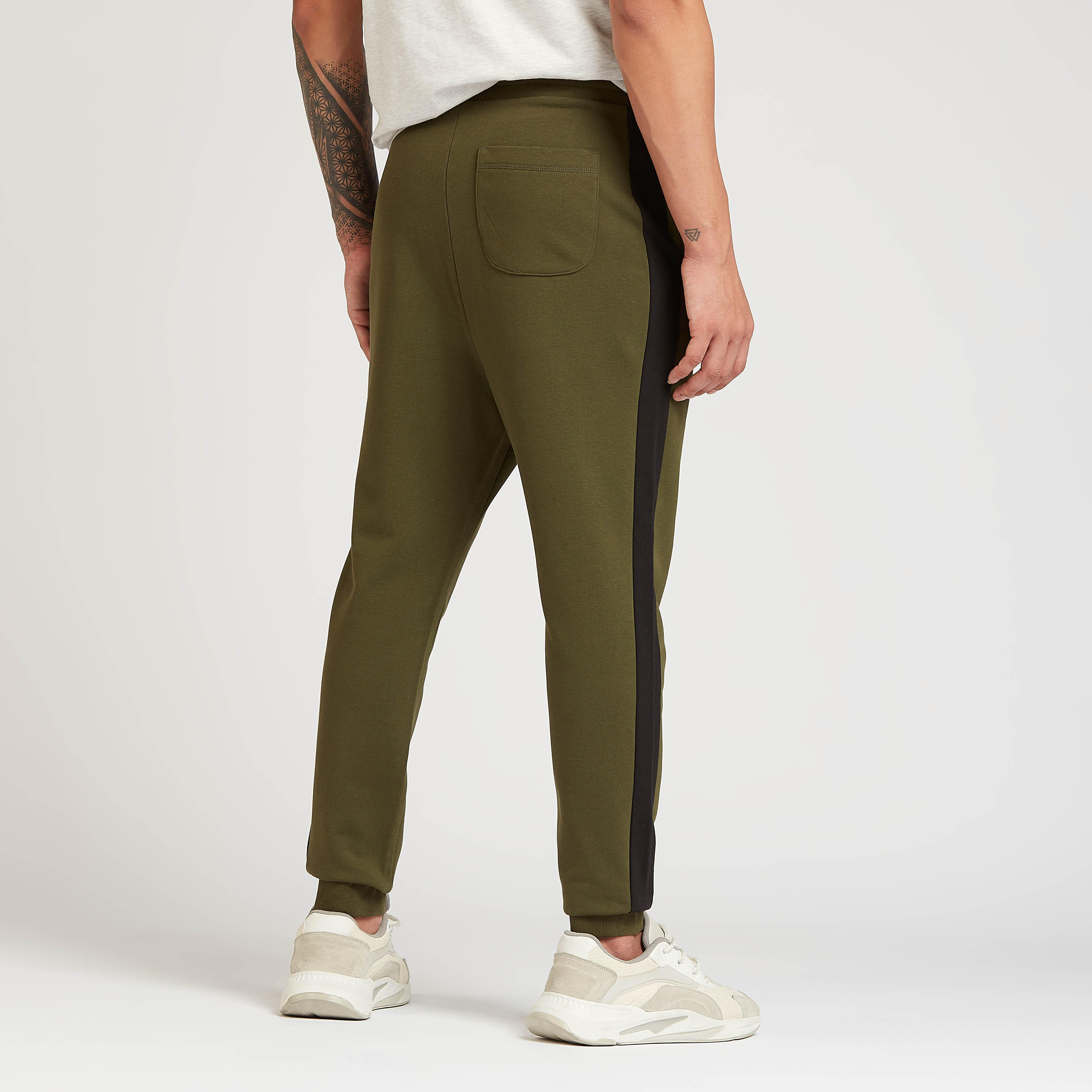 بنطلون مستدام رياضي بارز الملمس بتفاصيل جيوب-men-clothing-bottoms-joggers-image-4