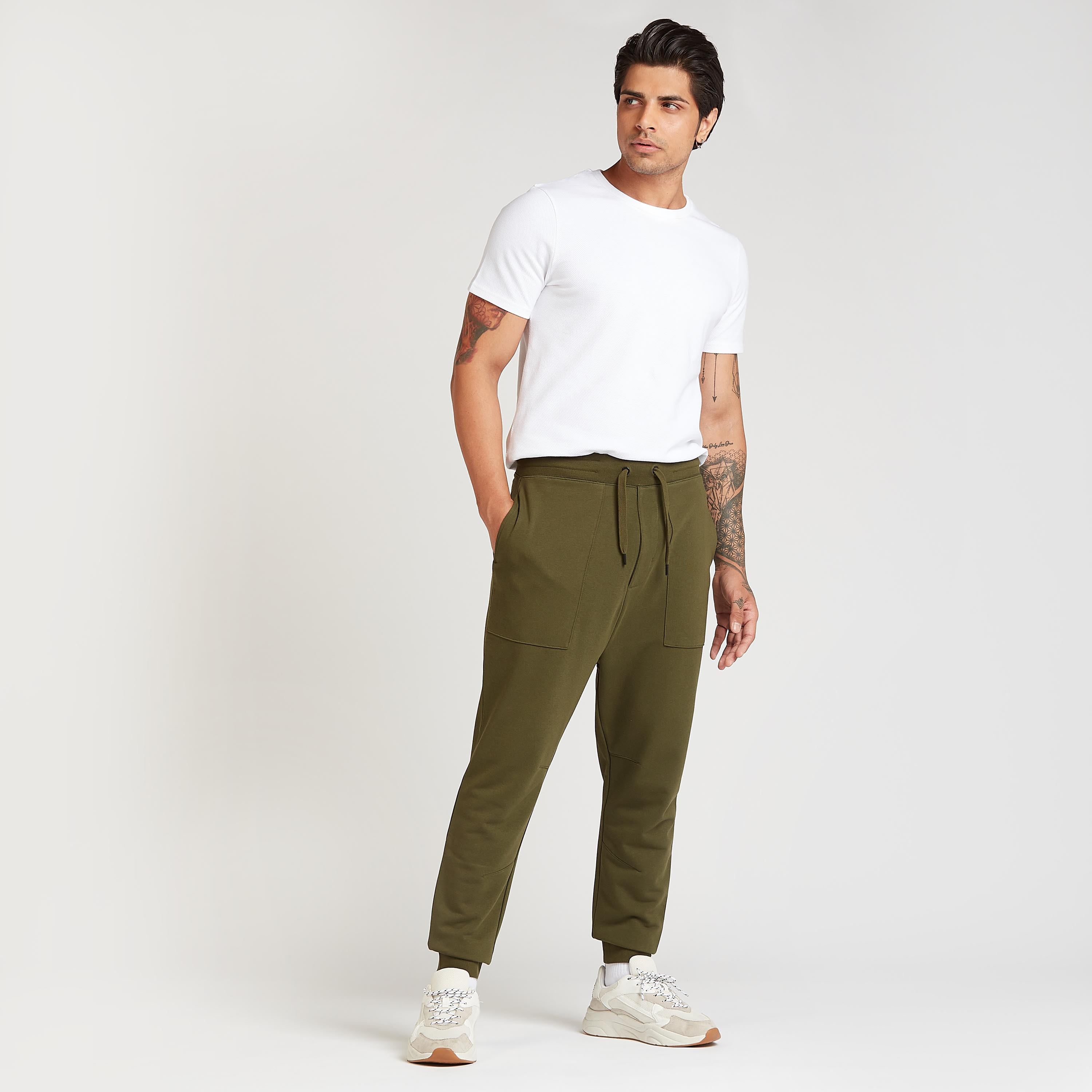 بنطلون رياضي مستدام بارز الملمس بجيوب ورباط إغلاق-men-clothing-bottoms-joggers-image-2
