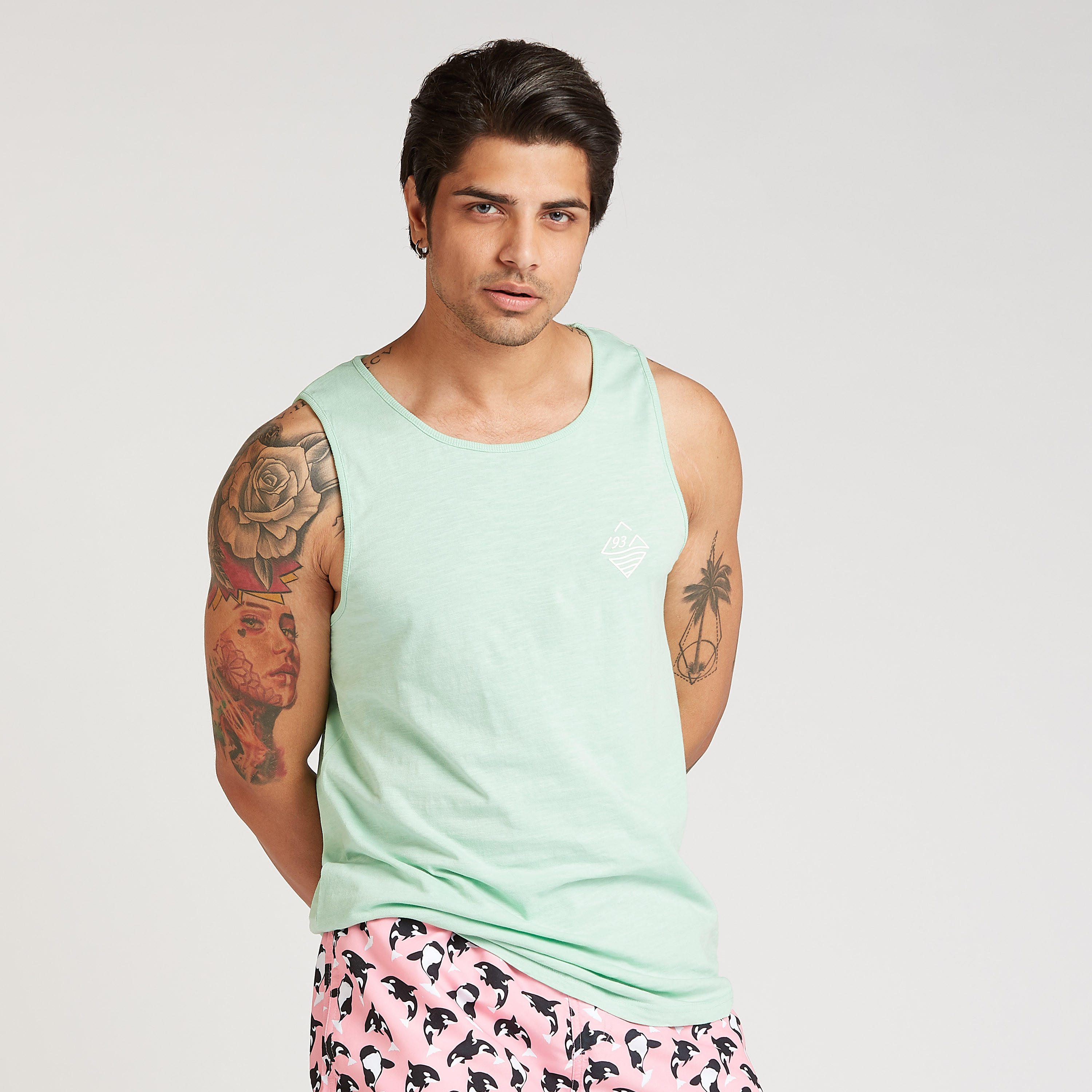 فيست سادة مستدامة دون أكمام وبياقة مستديرة-men-clothing-tshirtsandpolos-vests-image-6