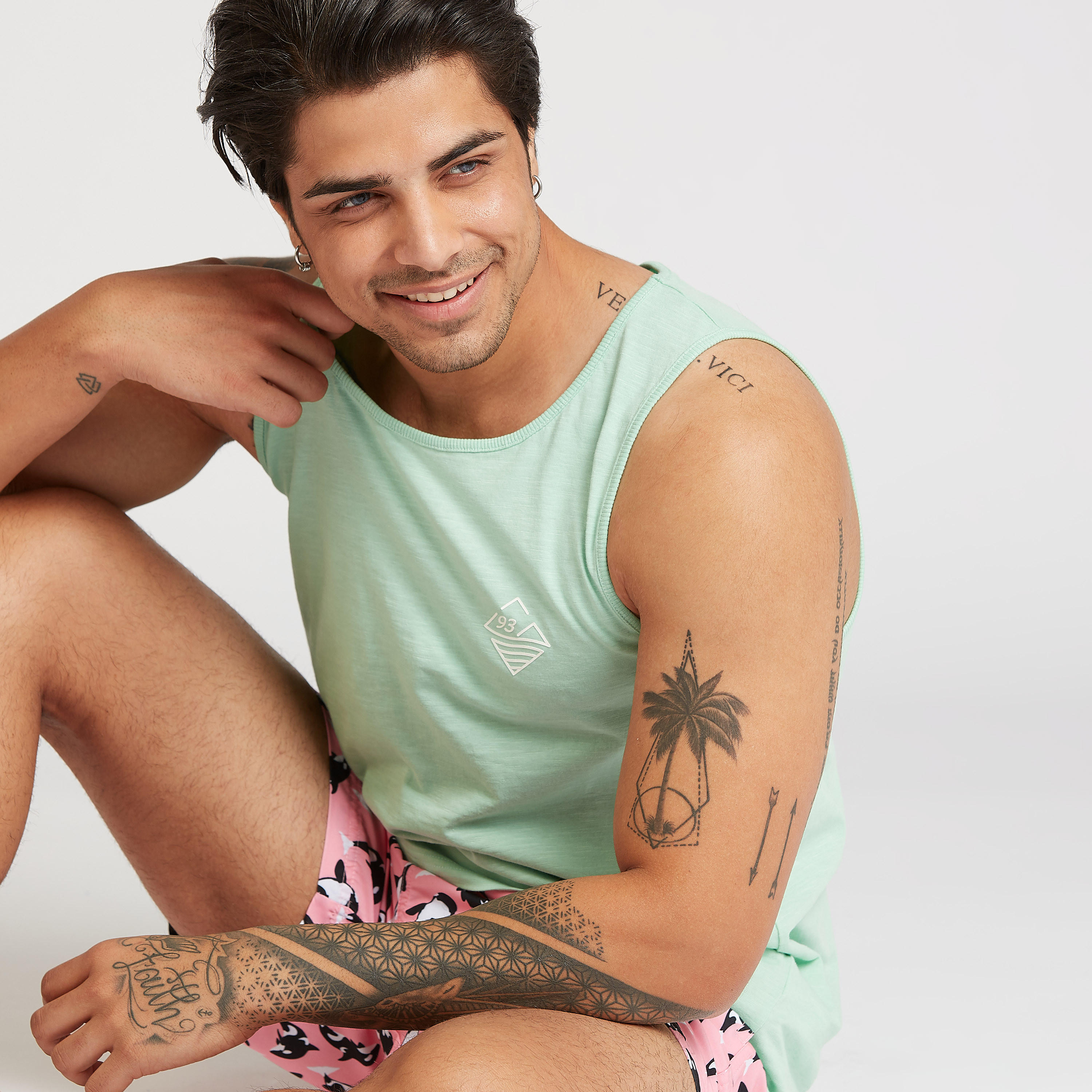 فيست سادة مستدامة دون أكمام وبياقة مستديرة-men-clothing-tshirtsandpolos-vests-image-4