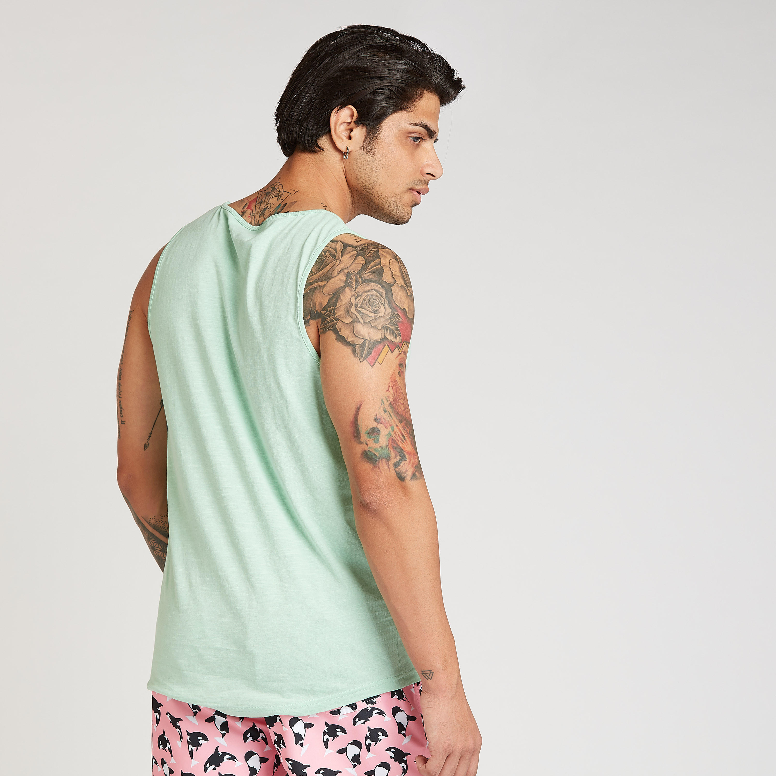 فيست سادة مستدامة دون أكمام وبياقة مستديرة-men-clothing-tshirtsandpolos-vests-image-3