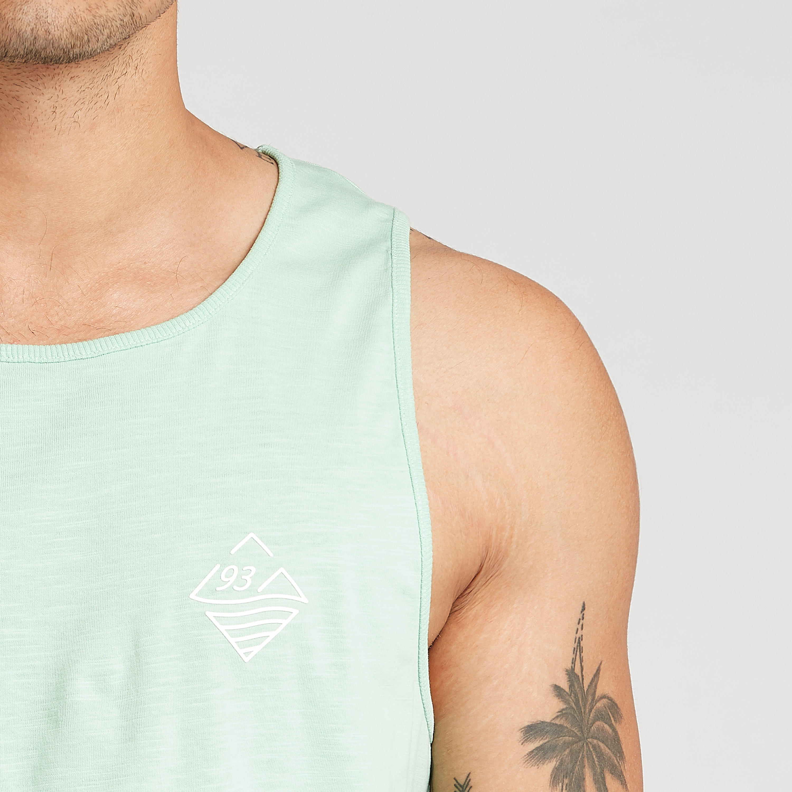 فيست سادة مستدامة دون أكمام وبياقة مستديرة-men-clothing-tshirtsandpolos-vests-image-2
