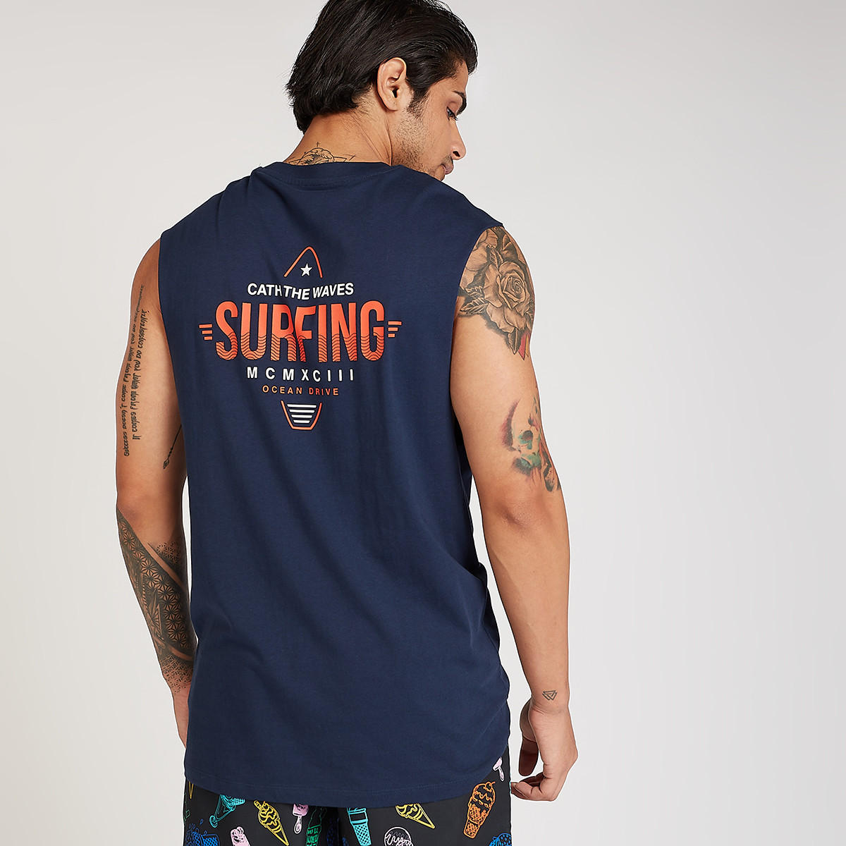 تيشيرت مستدام دون أكمام بياقة ضيّقة وطبعات-men-clothing-tshirtsandpolos-tshirts-image-3