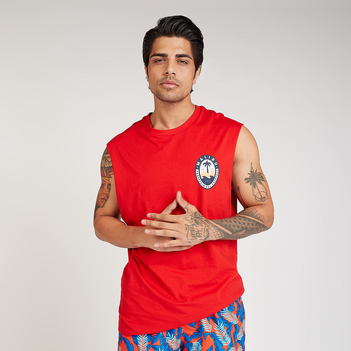 تيشيرت مستدام دون أكمام بياقة ضيّقة وطبعات-men-clothing-tshirtsandpolos-tshirts-image-1