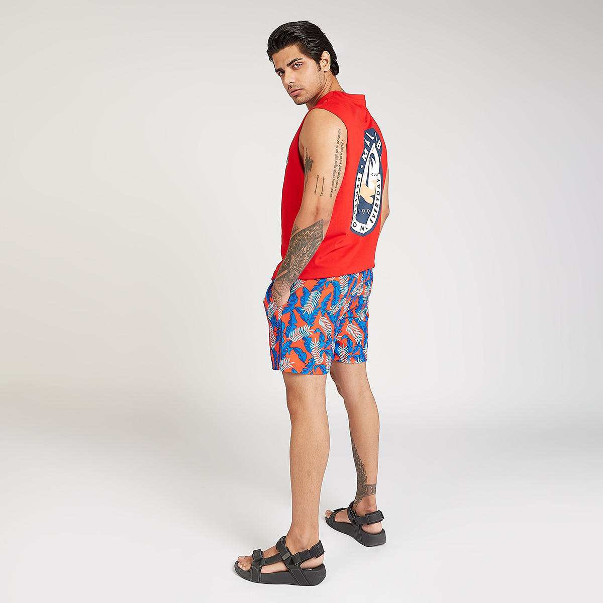 تيشيرت مستدام دون أكمام بياقة ضيّقة وطبعات-men-clothing-tshirtsandpolos-tshirts-image-2