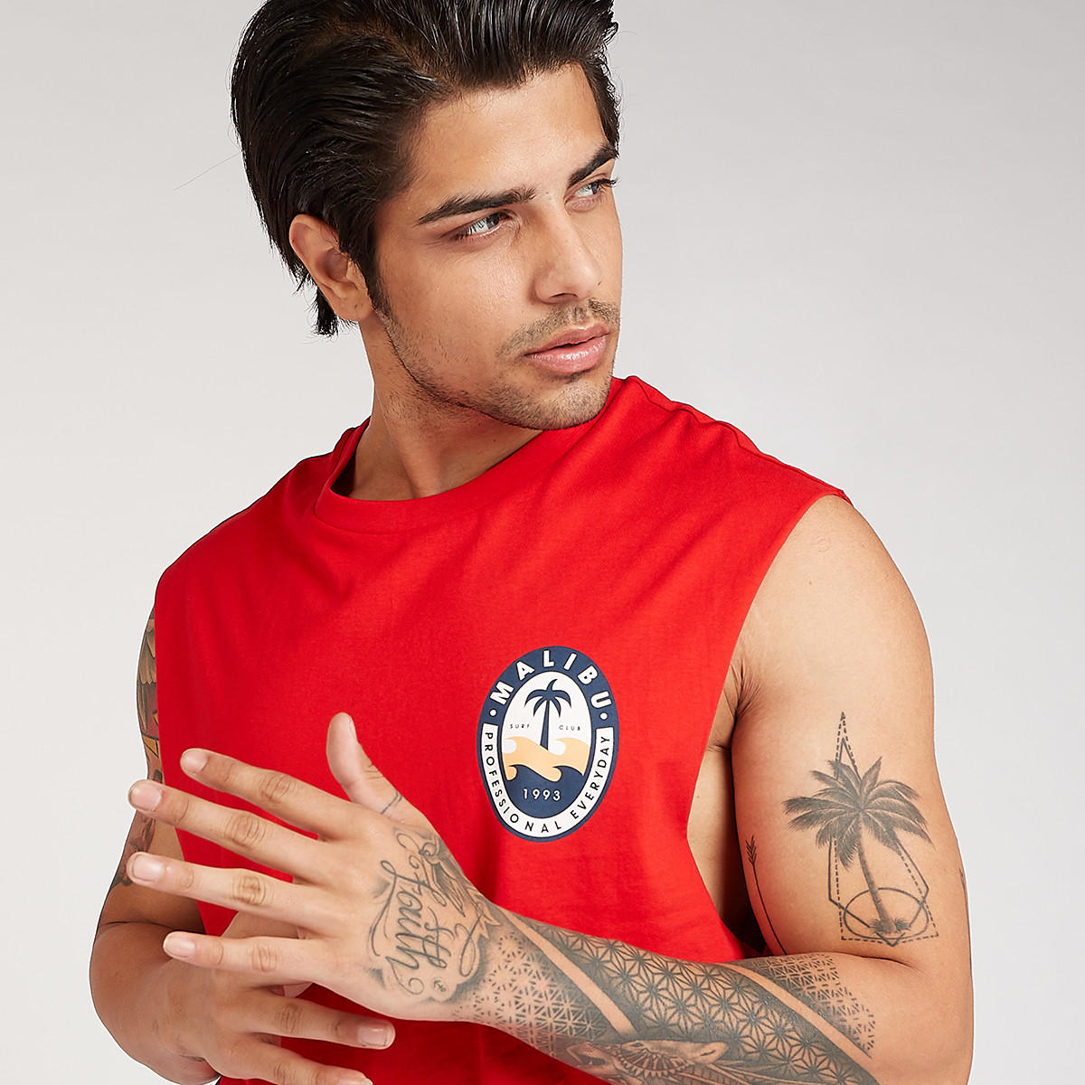 تيشيرت مستدام دون أكمام بياقة ضيّقة وطبعات-men-clothing-tshirtsandpolos-tshirts-image-3
