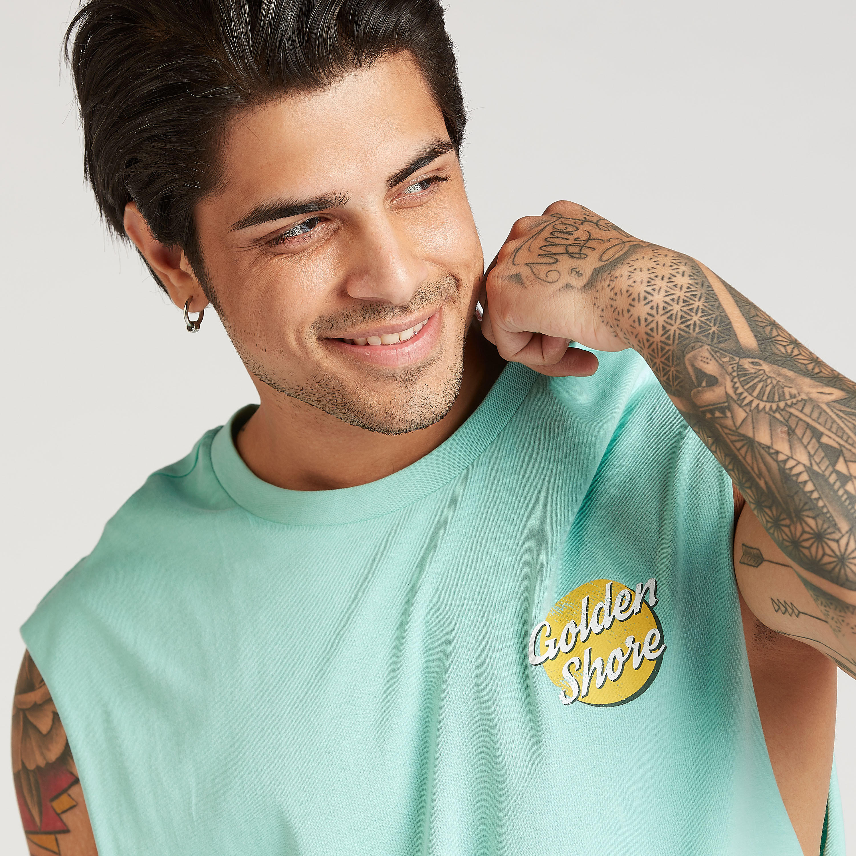تيشيرت مستدام دون أكمام بطبعات وياقة ضيّقة-men-clothing-tshirtsandpolos-tshirts-image-2