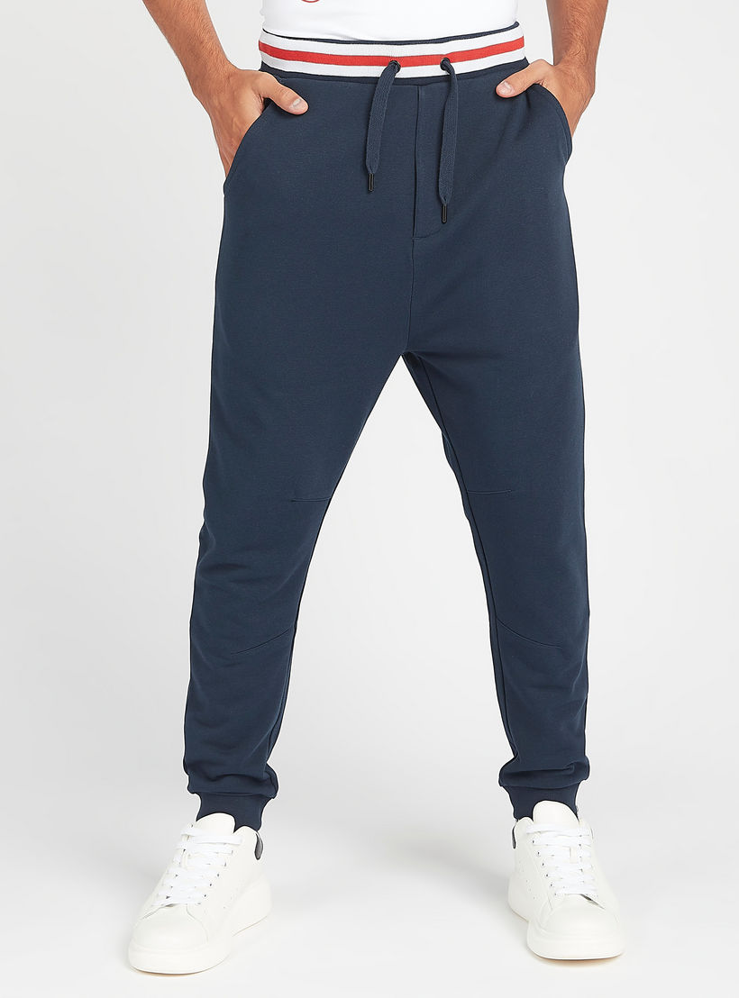 بنطلون رياضي بارز الملمس برباط إغلاق وجيوب-men-clothing-bottoms-joggers-image-3
