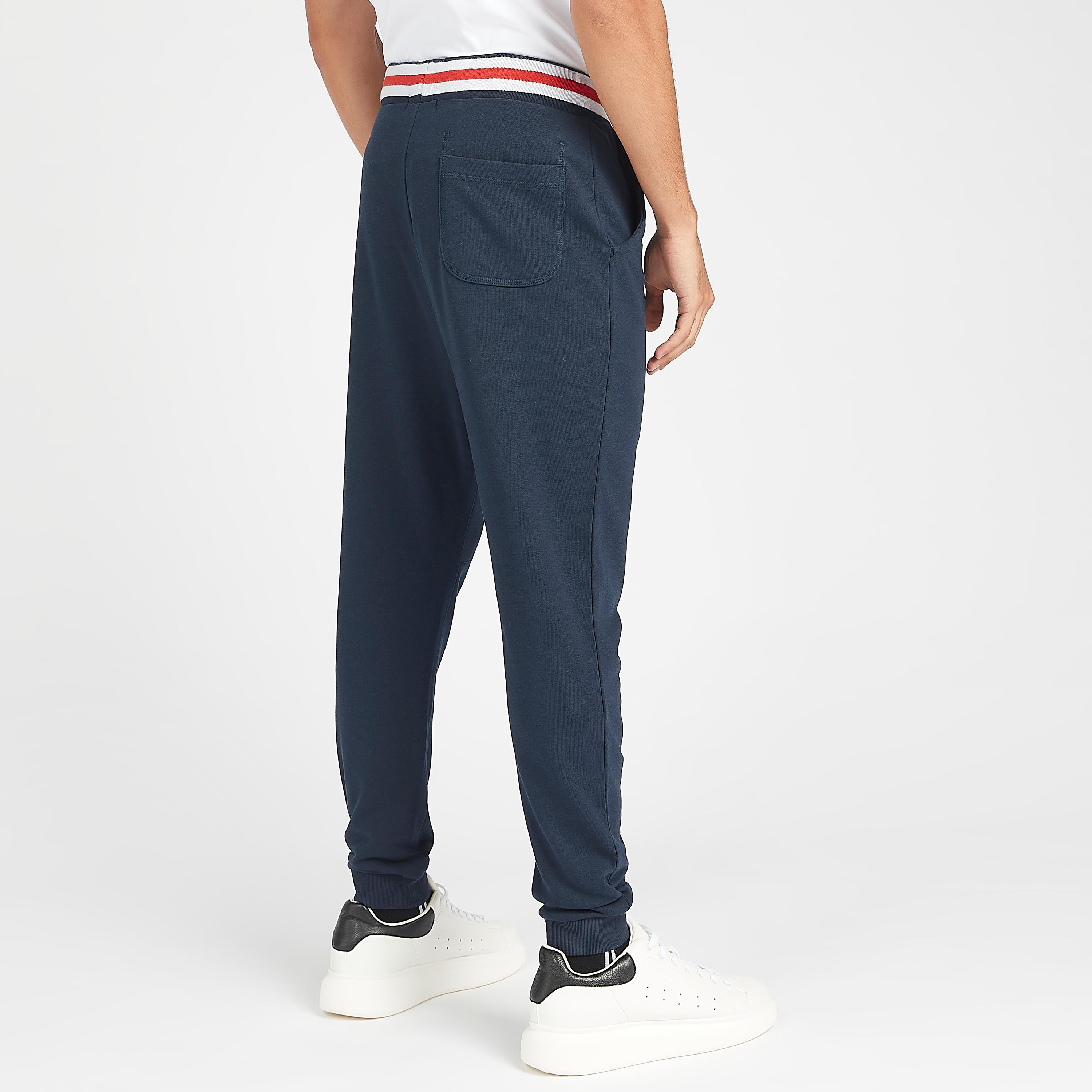 بنطلون رياضي بارز الملمس برباط إغلاق وجيوب-men-clothing-bottoms-joggers-image-2