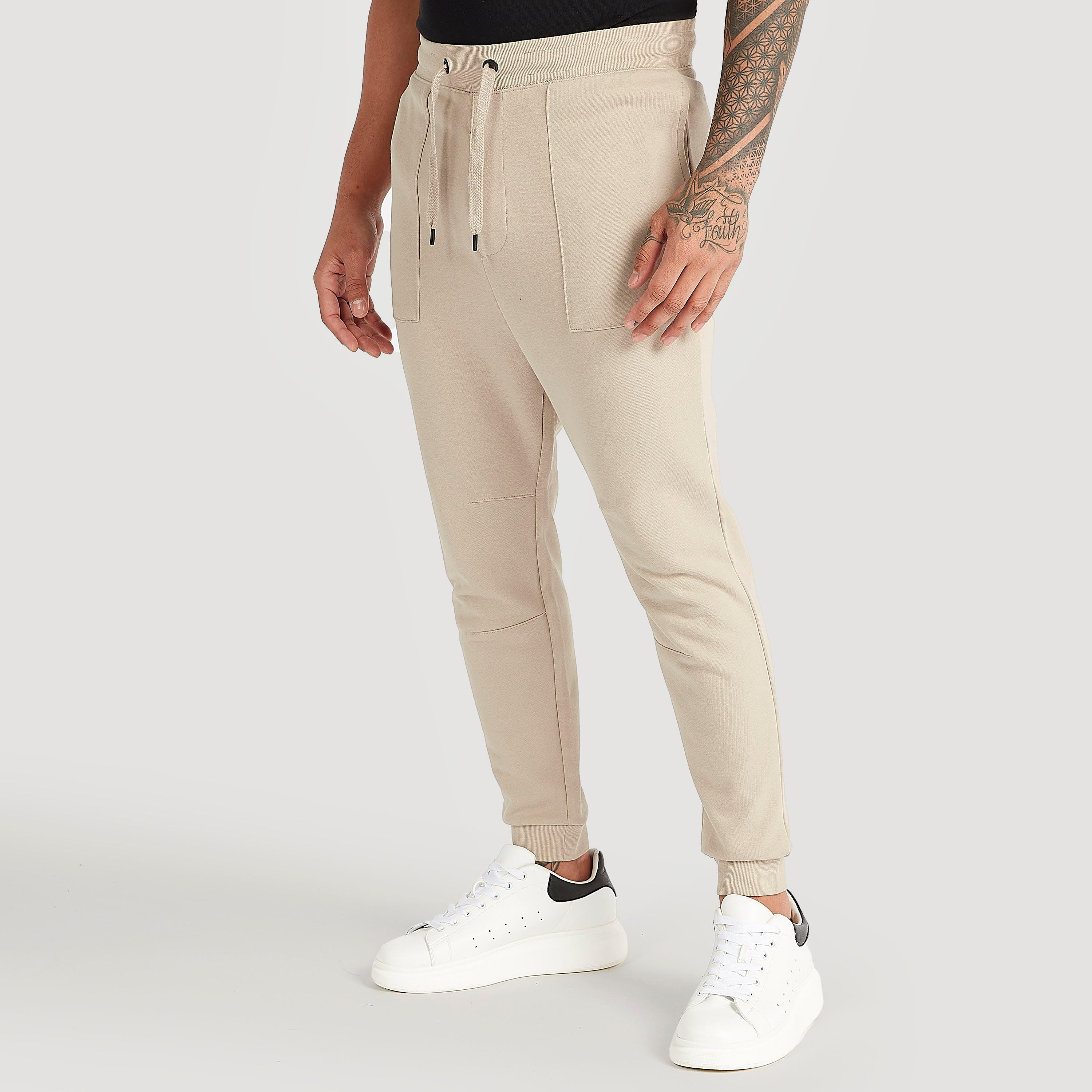 بنطلون رياضي سادة برباط خصر مطّاطي وجيوب-men-clothing-bottoms-joggers-image-1