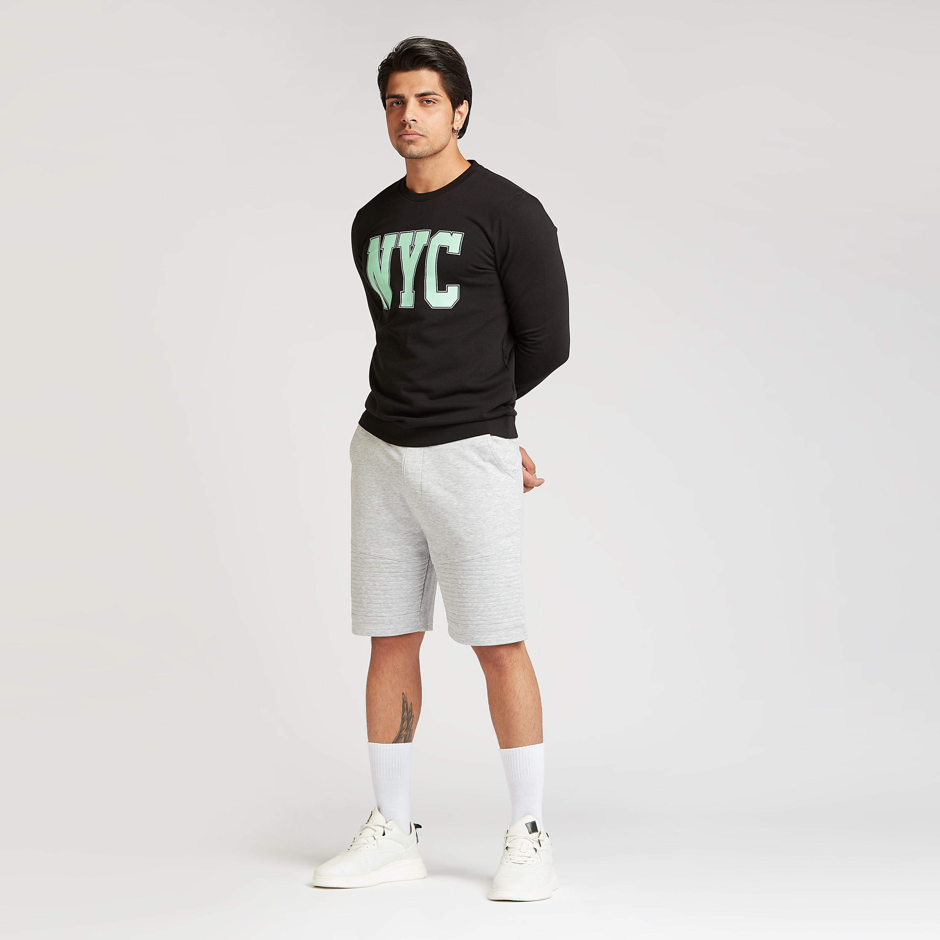 شورت بارز الملمس برباط إغلاق وتفاصيل جيوب-men-clothing-bottoms-shorts-image-2