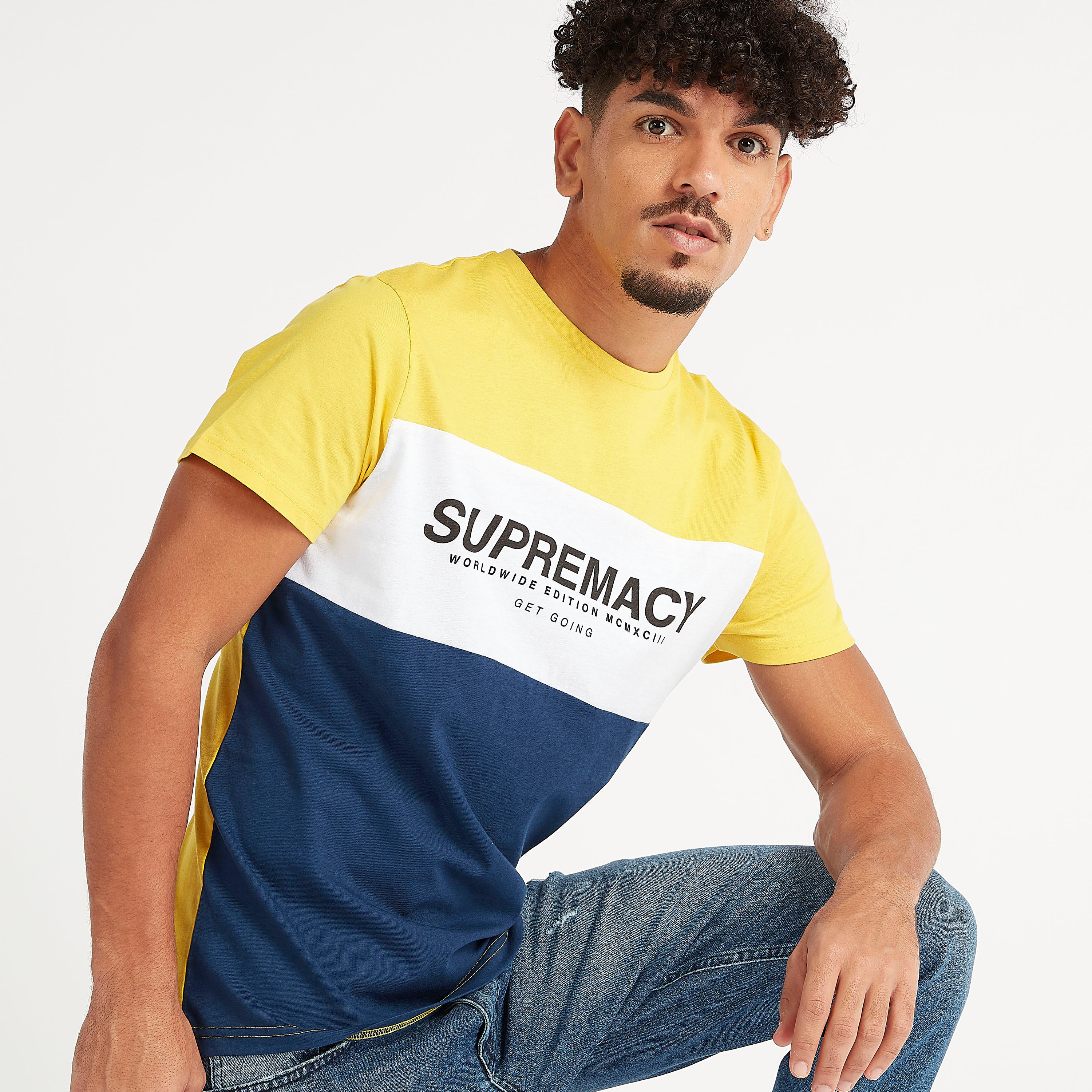 تيشيرت سليم فيت بياقة ضيّقة وأكمام قصيرة وطبعات تيبوغرافيك-men-clothing-tshirtsandpolos-tshirts-image-1