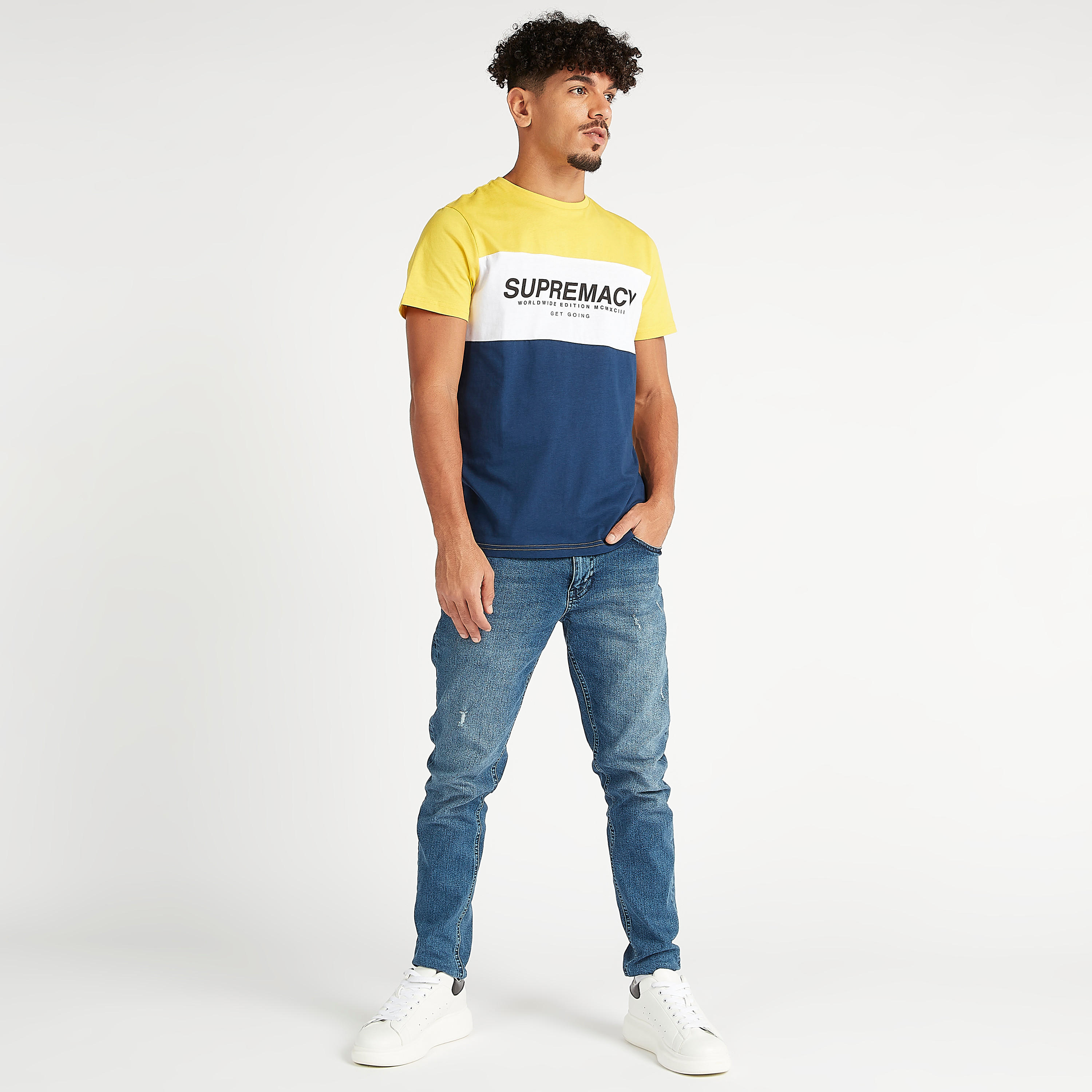 تيشيرت سليم فيت بياقة ضيّقة وأكمام قصيرة وطبعات تيبوغرافيك-men-clothing-tshirtsandpolos-tshirts-image-2