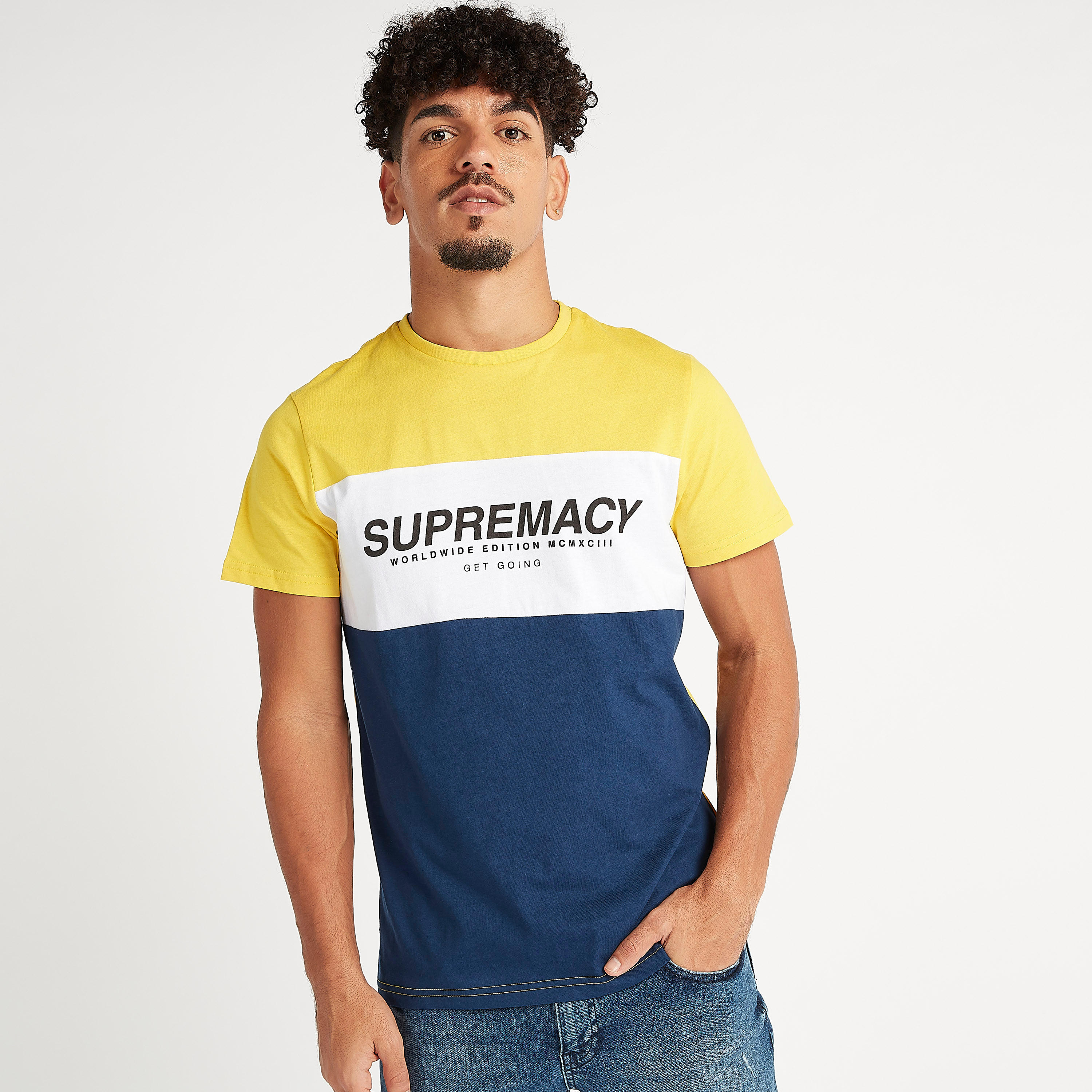 تيشيرت سليم فيت بياقة ضيّقة وأكمام قصيرة وطبعات تيبوغرافيك-men-clothing-tshirtsandpolos-tshirts-image-3
