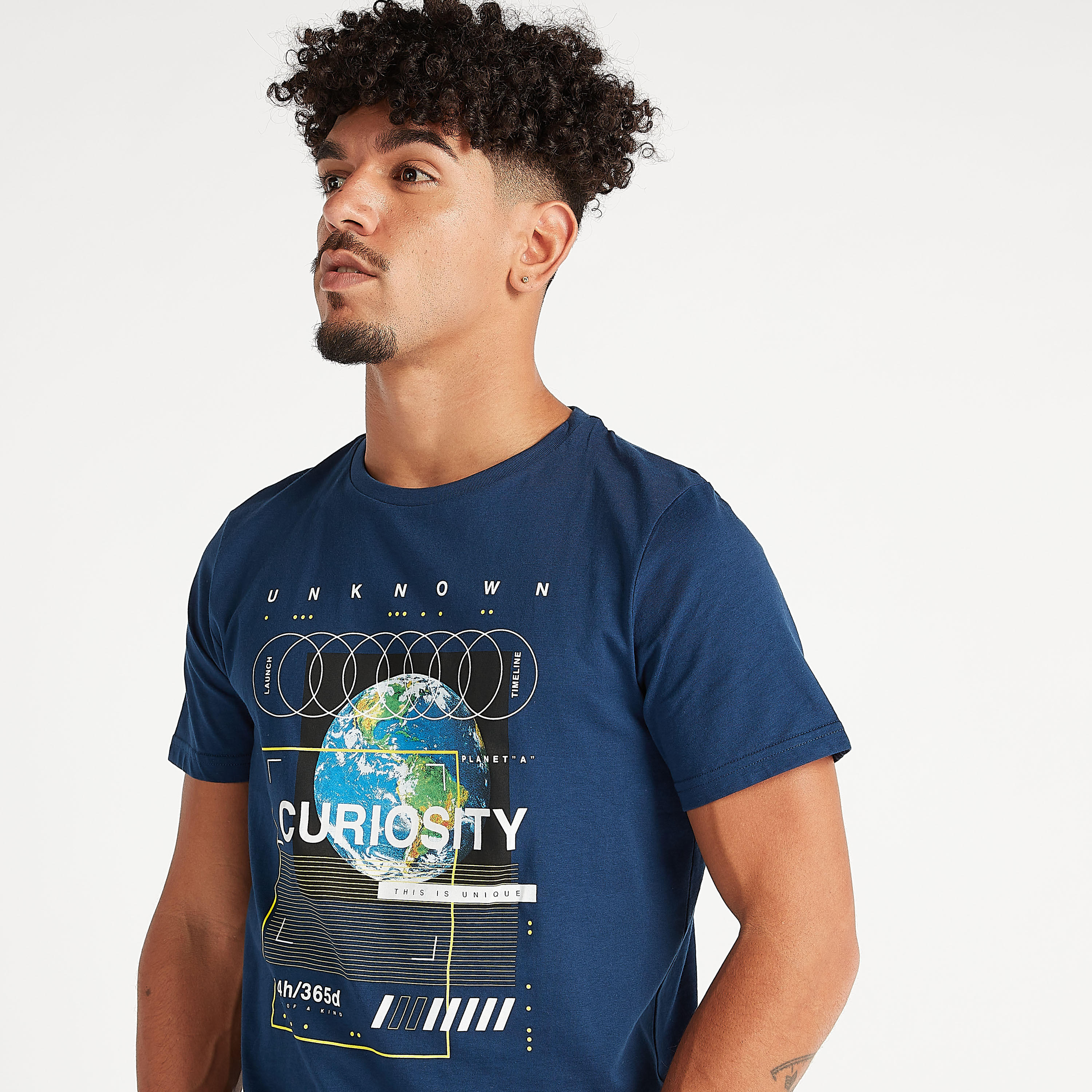 تيشيرت  بياقة ضيّقة وأكمام قصيرة وطبعات-men-clothing-tshirtsandpolos-tshirts-image-4